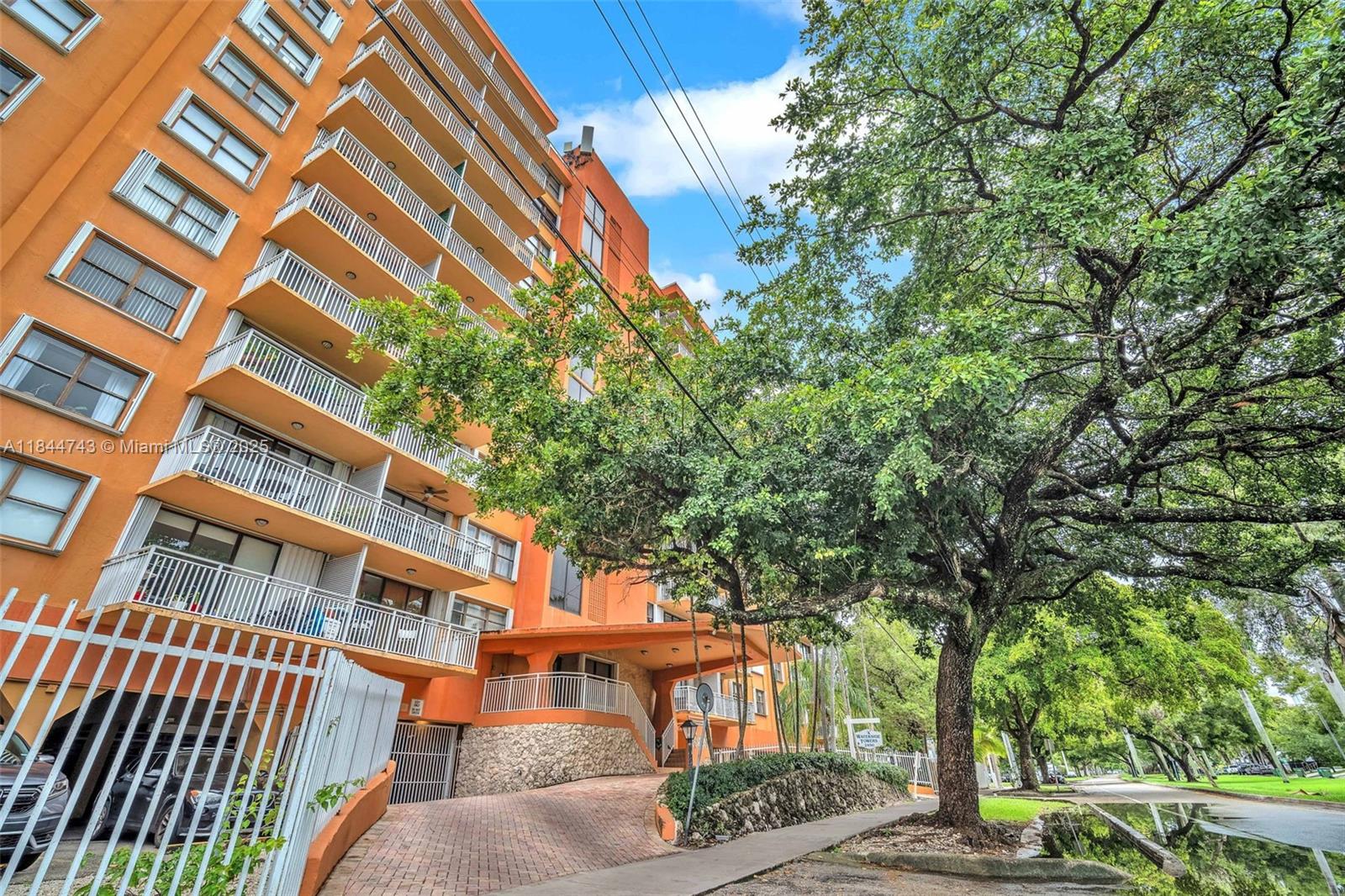 2450 NE 135th St # 401