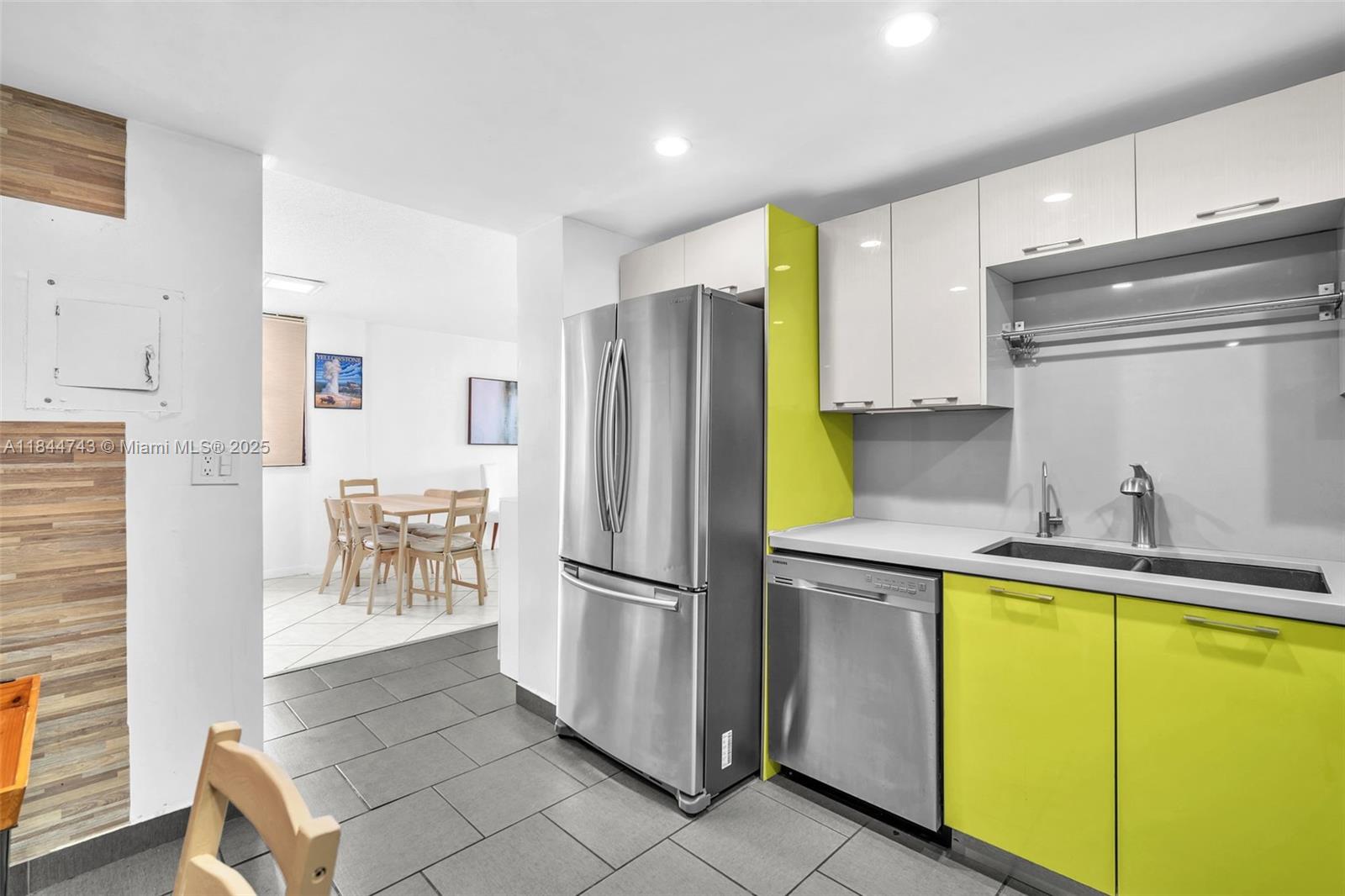 2450 NE 135th St # 401