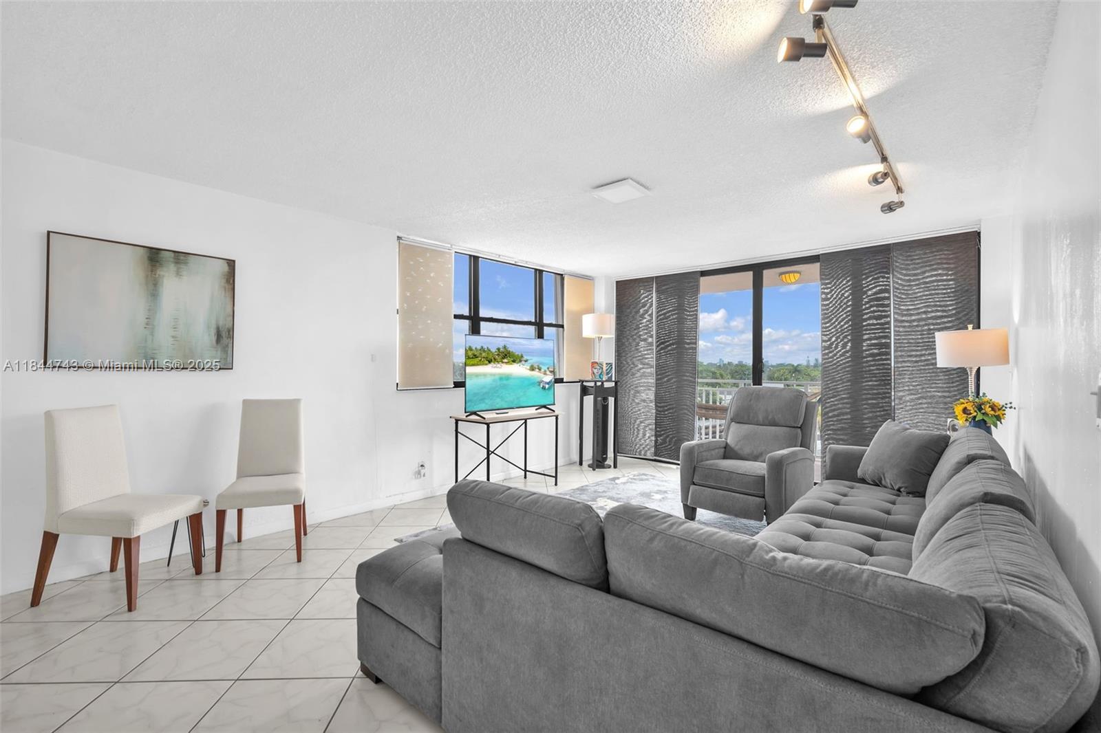 2450 NE 135th St # 401