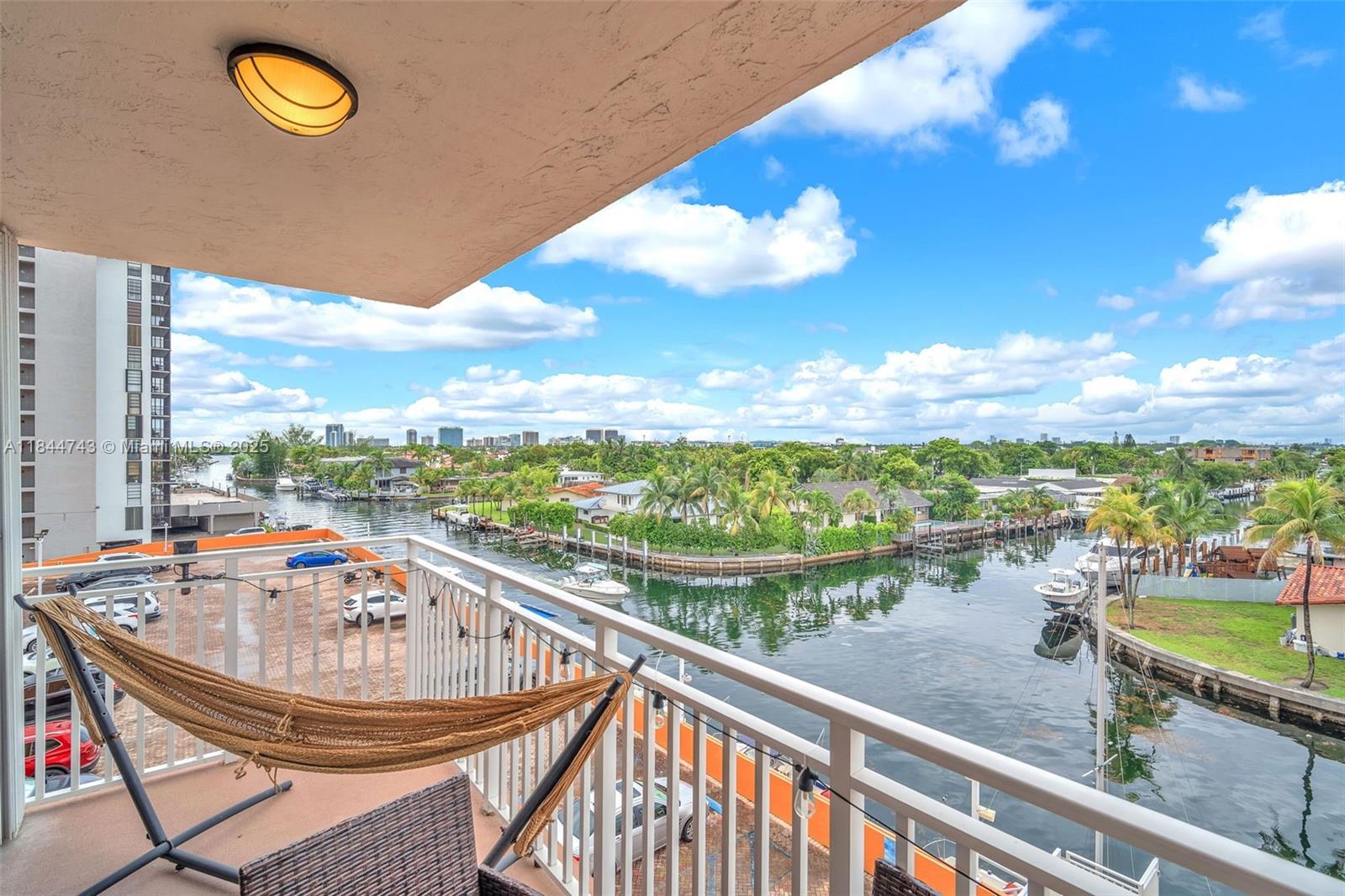 2450 NE 135th St # 401