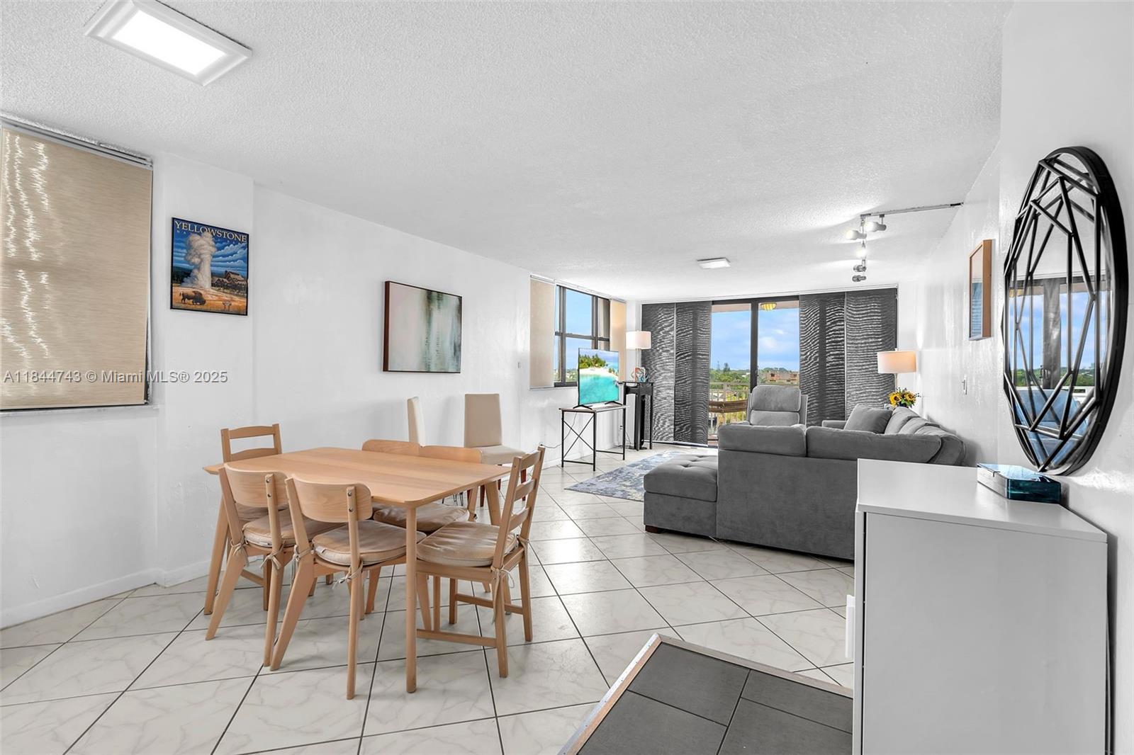 2450 NE 135th St # 401