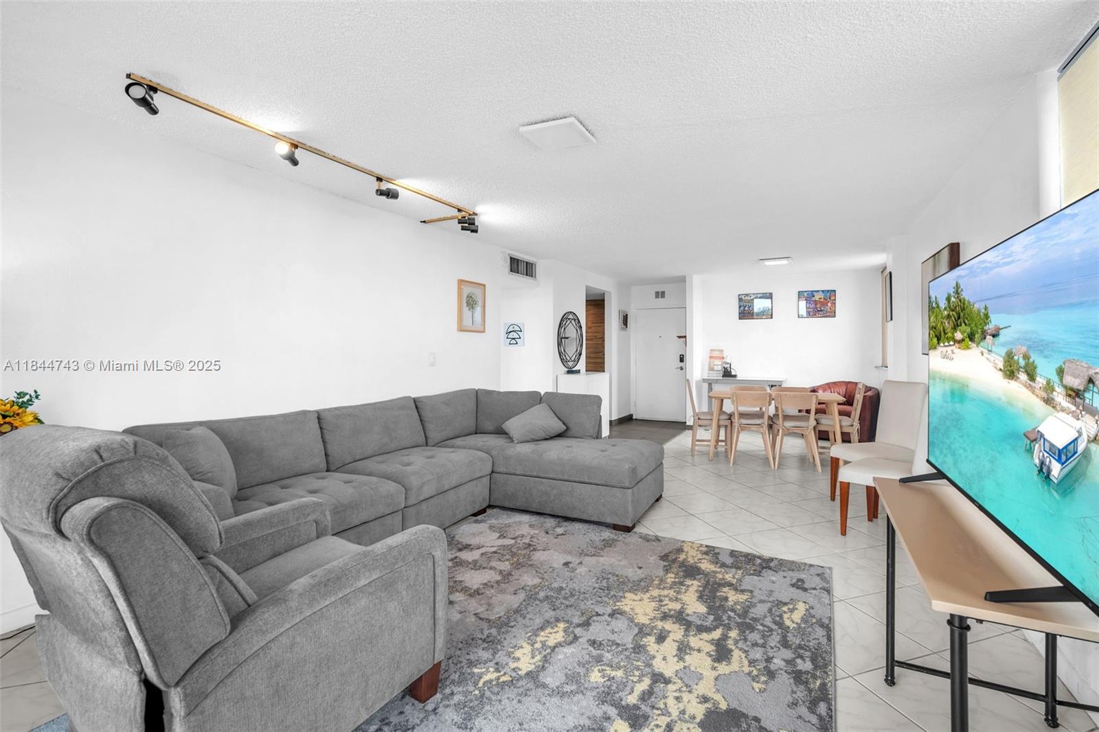 2450 NE 135th St # 401