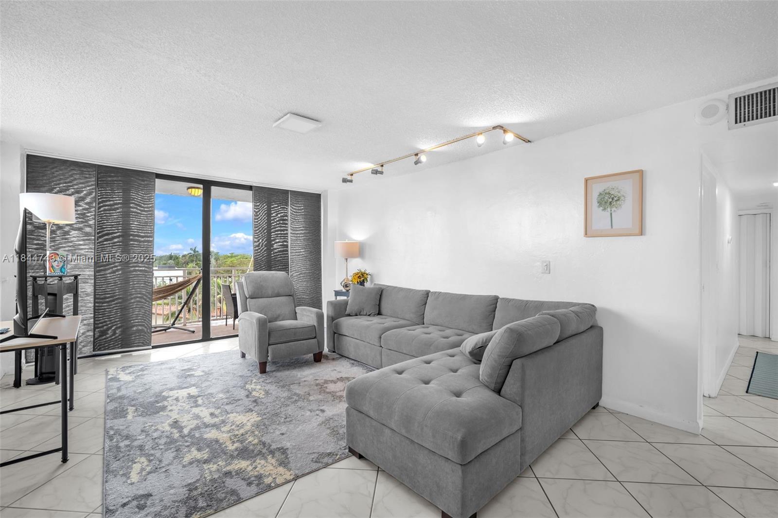 2450 NE 135th St # 401