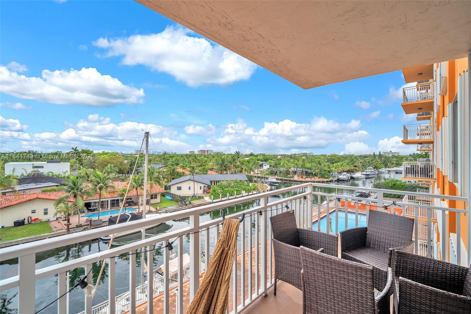 2450 NE 135th St # 401