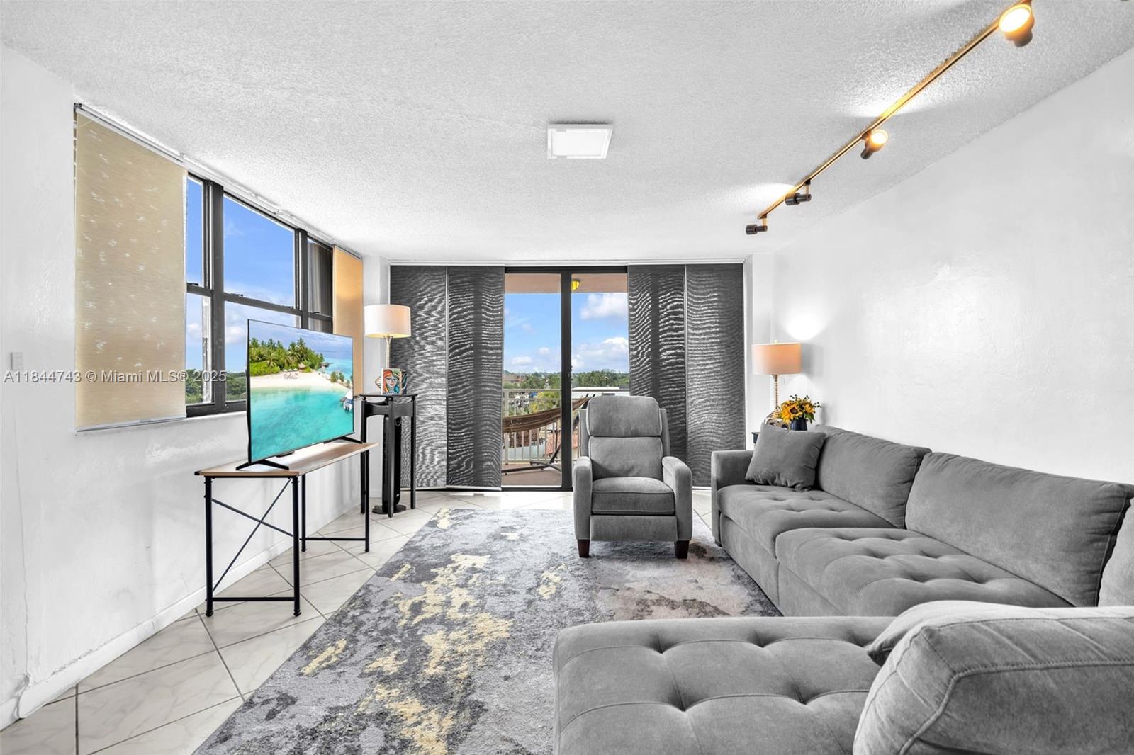 2450 NE 135th St # 401