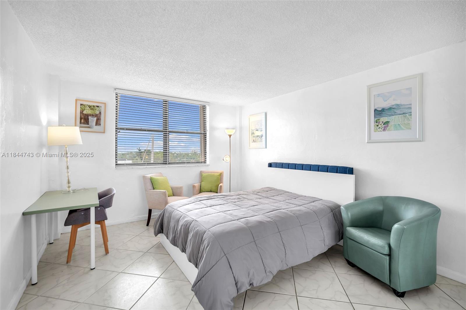 2450 NE 135th St # 401