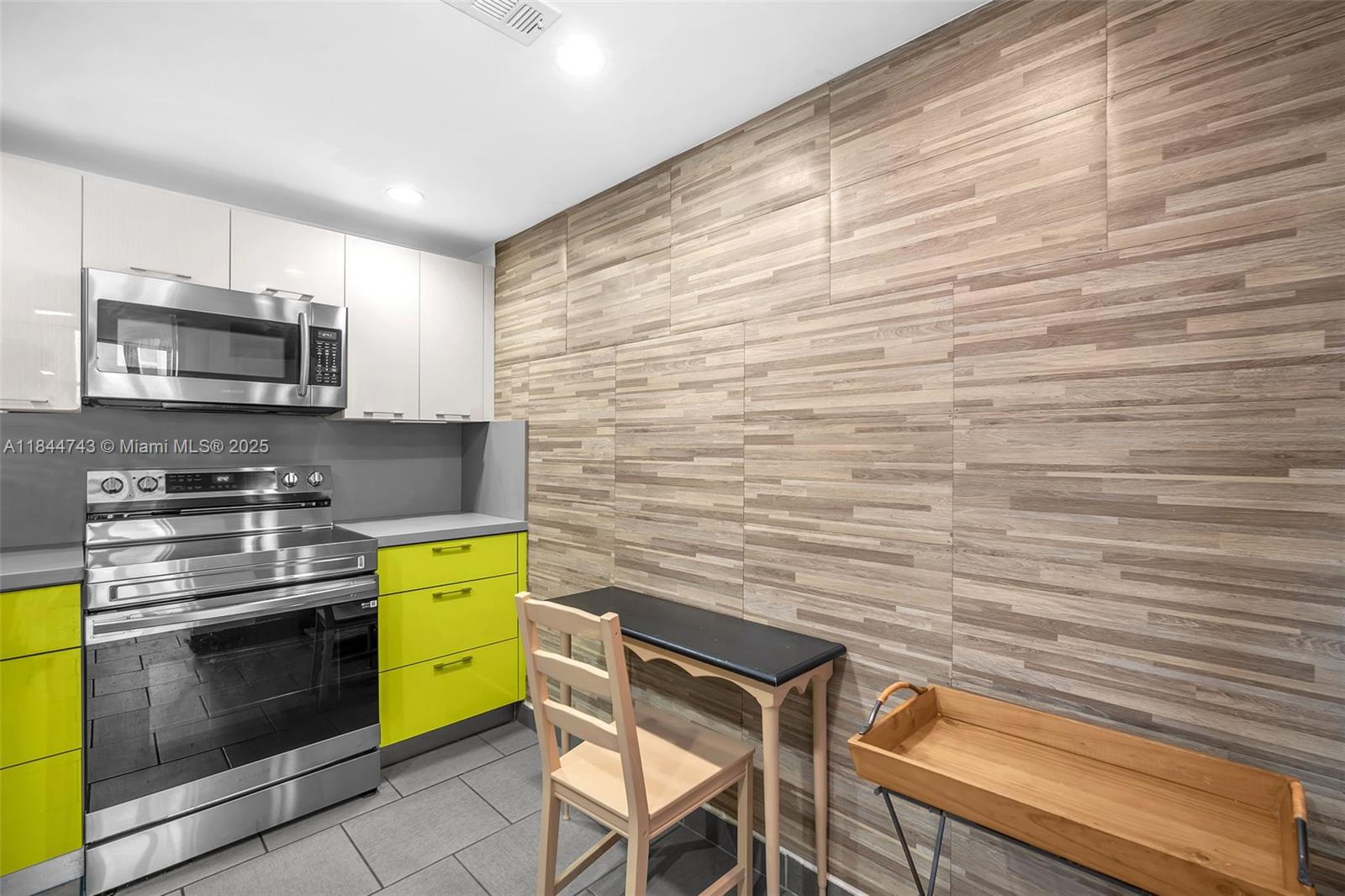 2450 NE 135th St # 401