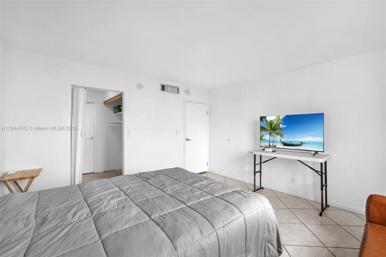 2450 NE 135th St # 401