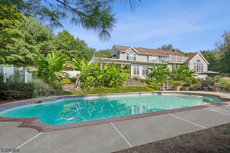 16 Country Club Ln