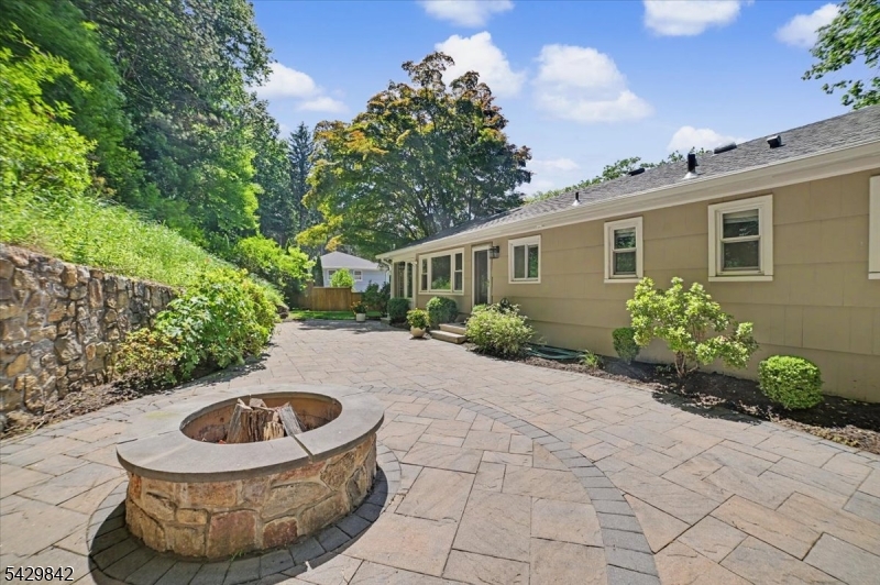 7 Molly Stark Dr
