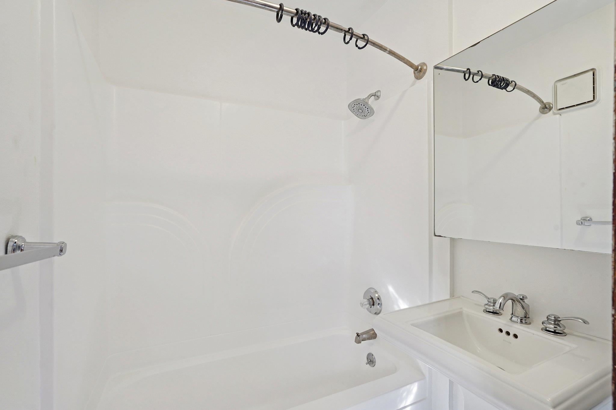 121 S Hamilton Street Unit: 202