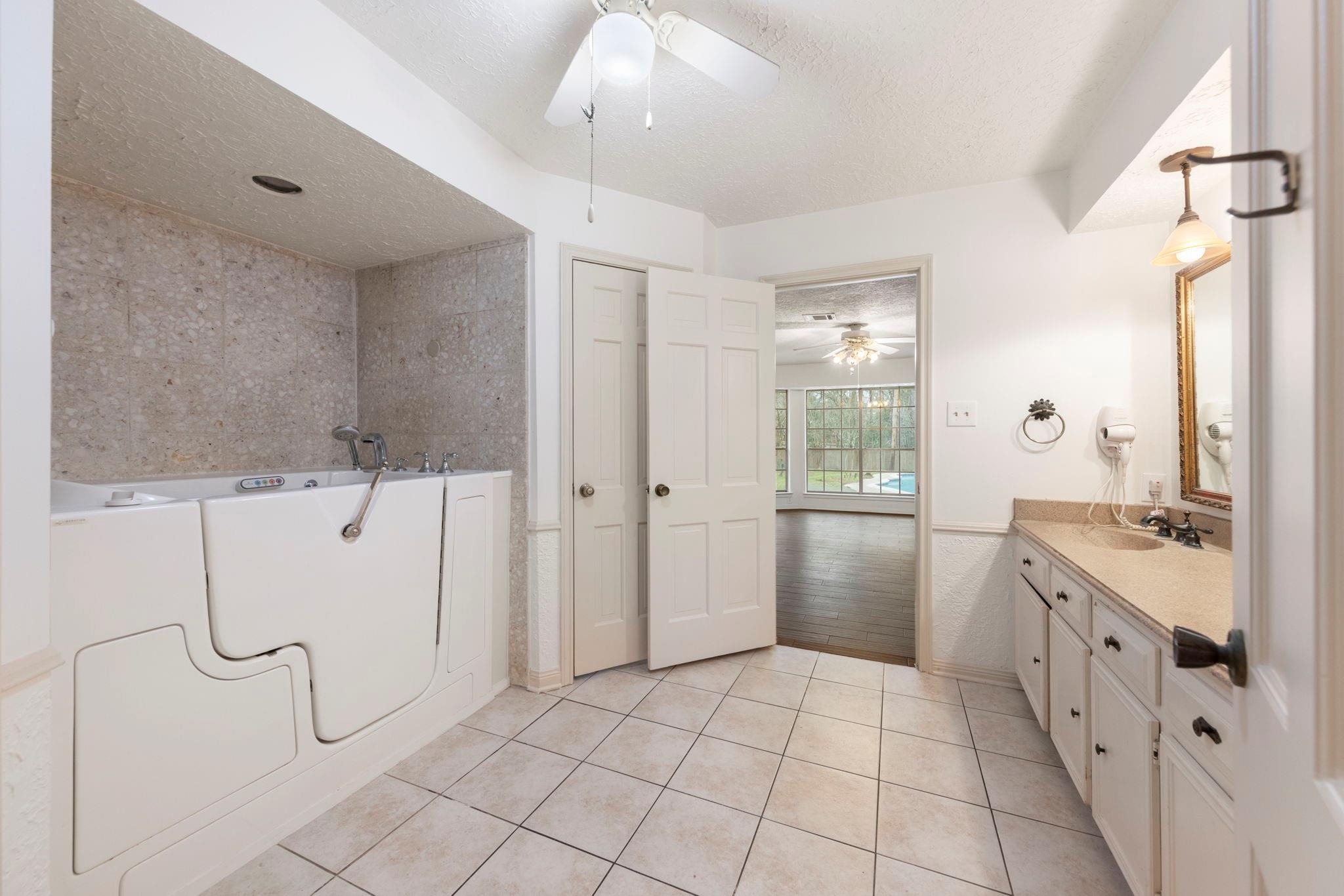 6131 Knollview Drive