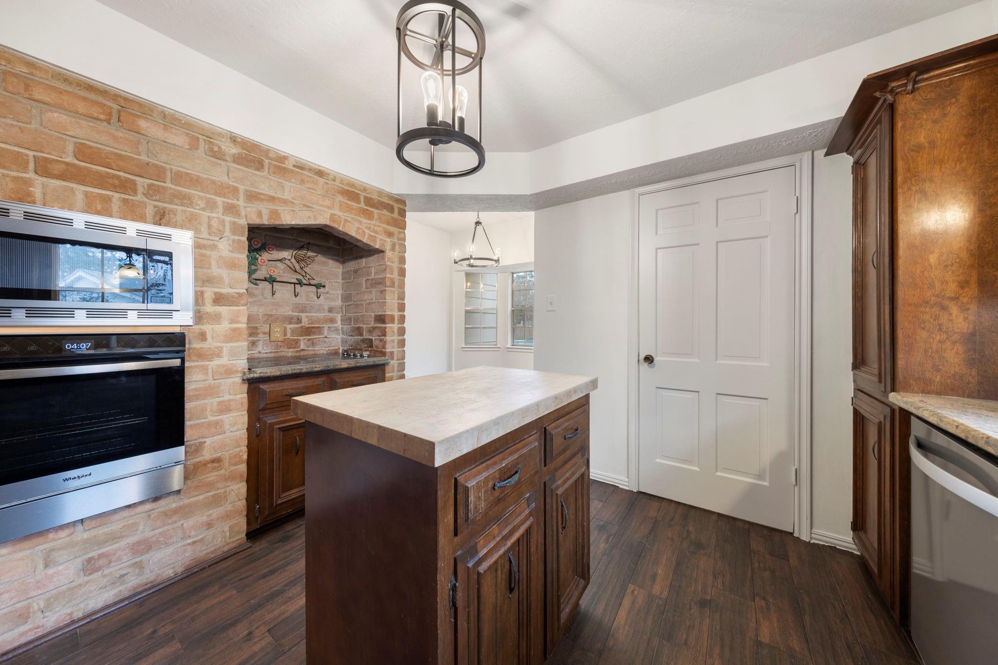 6131 Knollview Drive