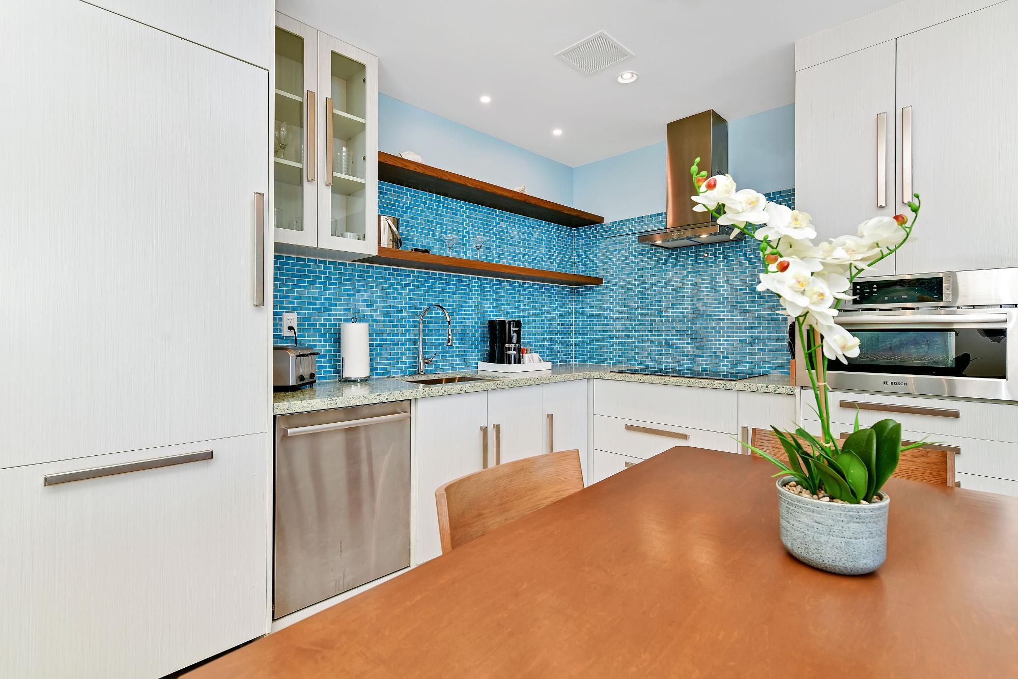 BAY STREET Unit: 703/710