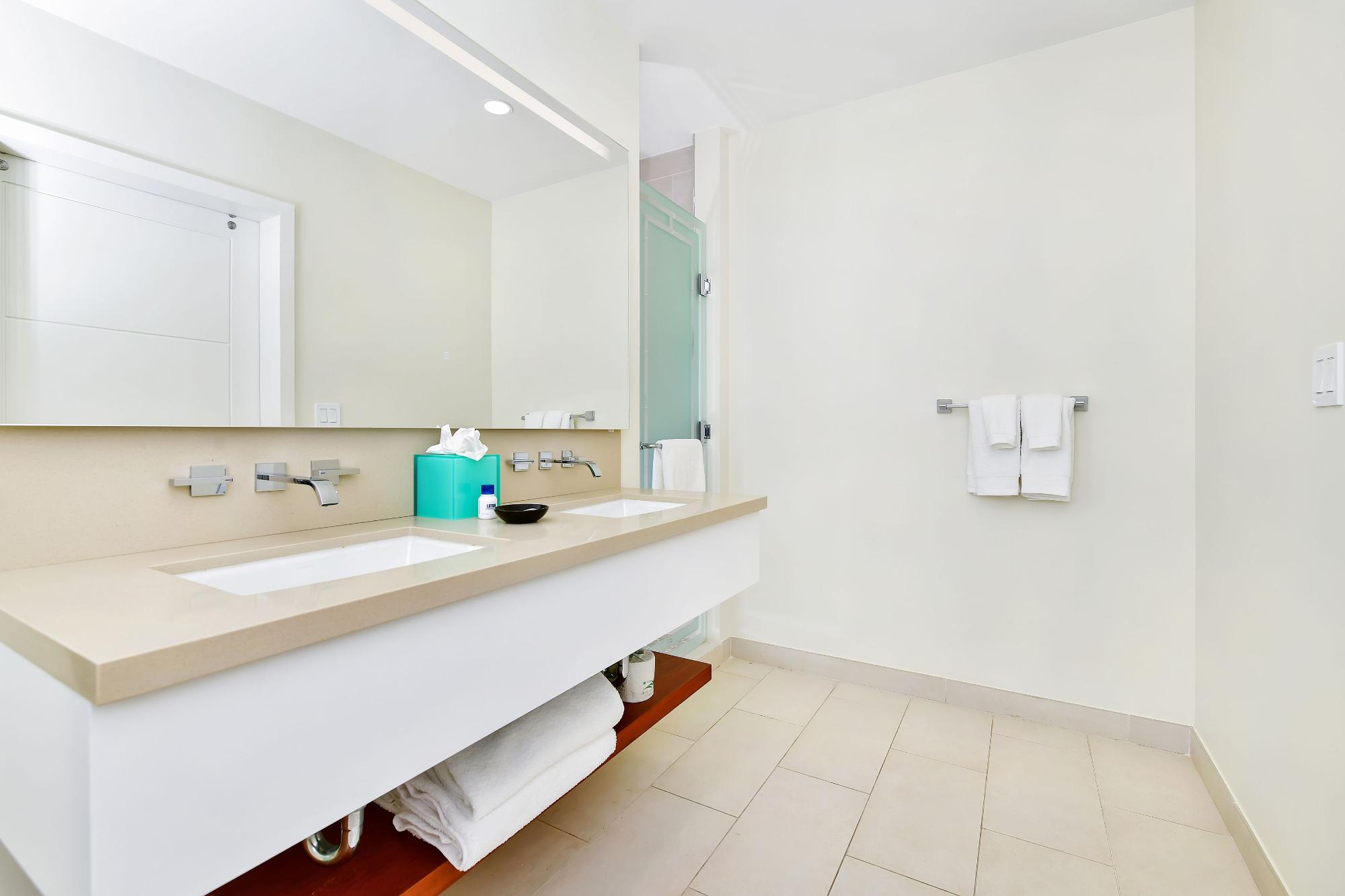 BAY STREET Unit: 615/621