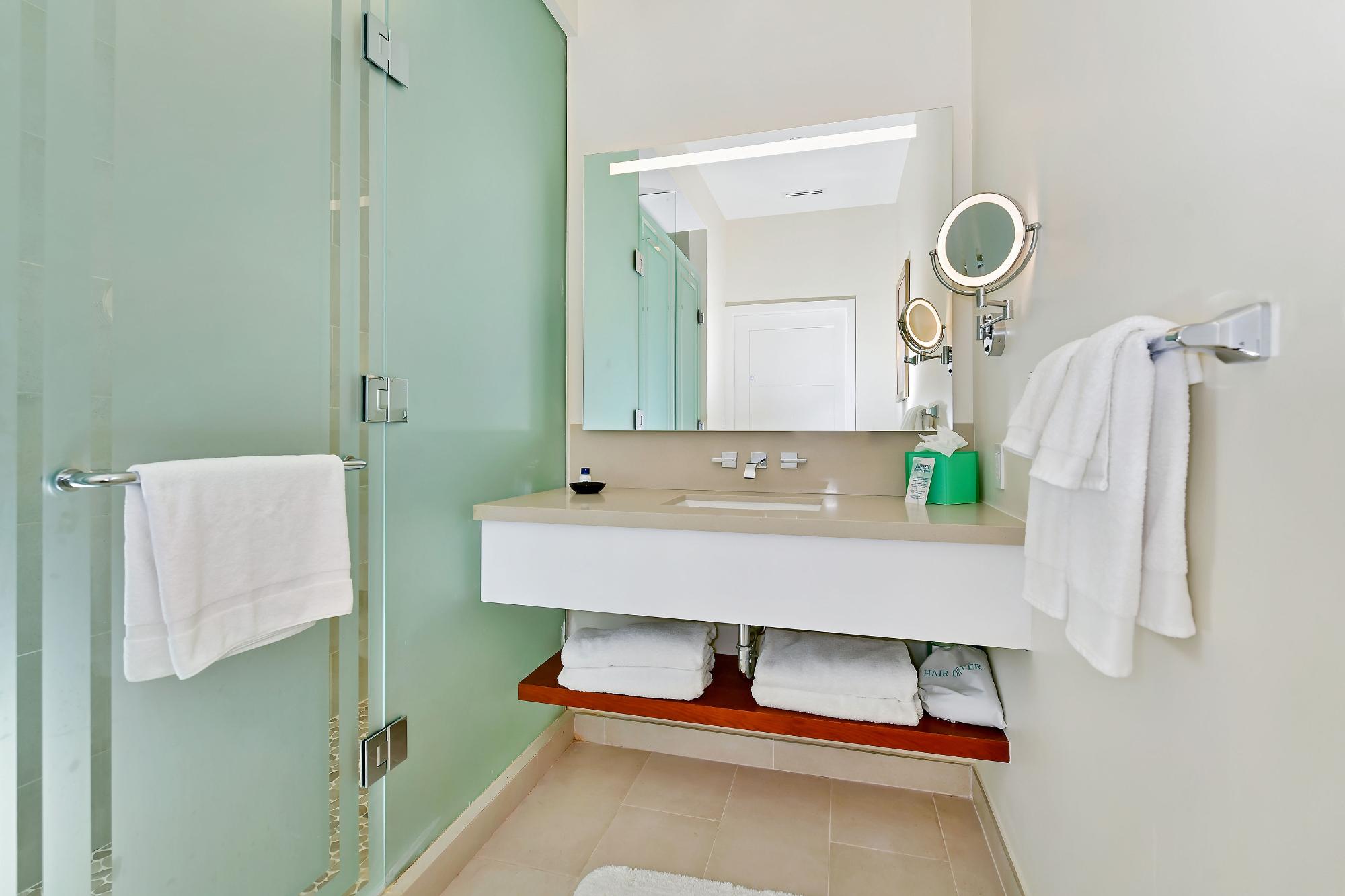 BAY STREET Unit: 807/804
