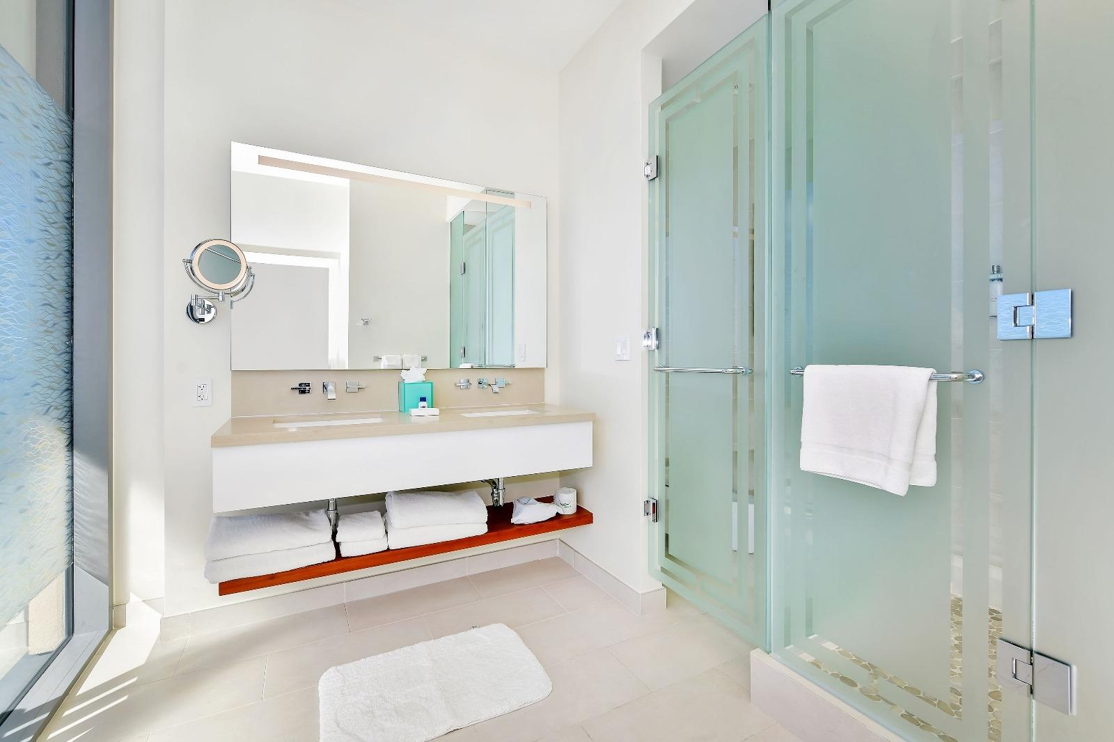 BAY STREET Unit: 808/801