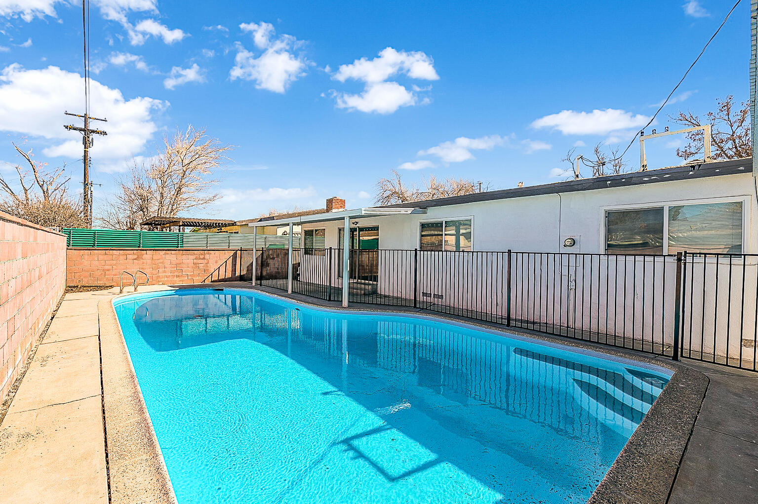 815 W Holguin Street