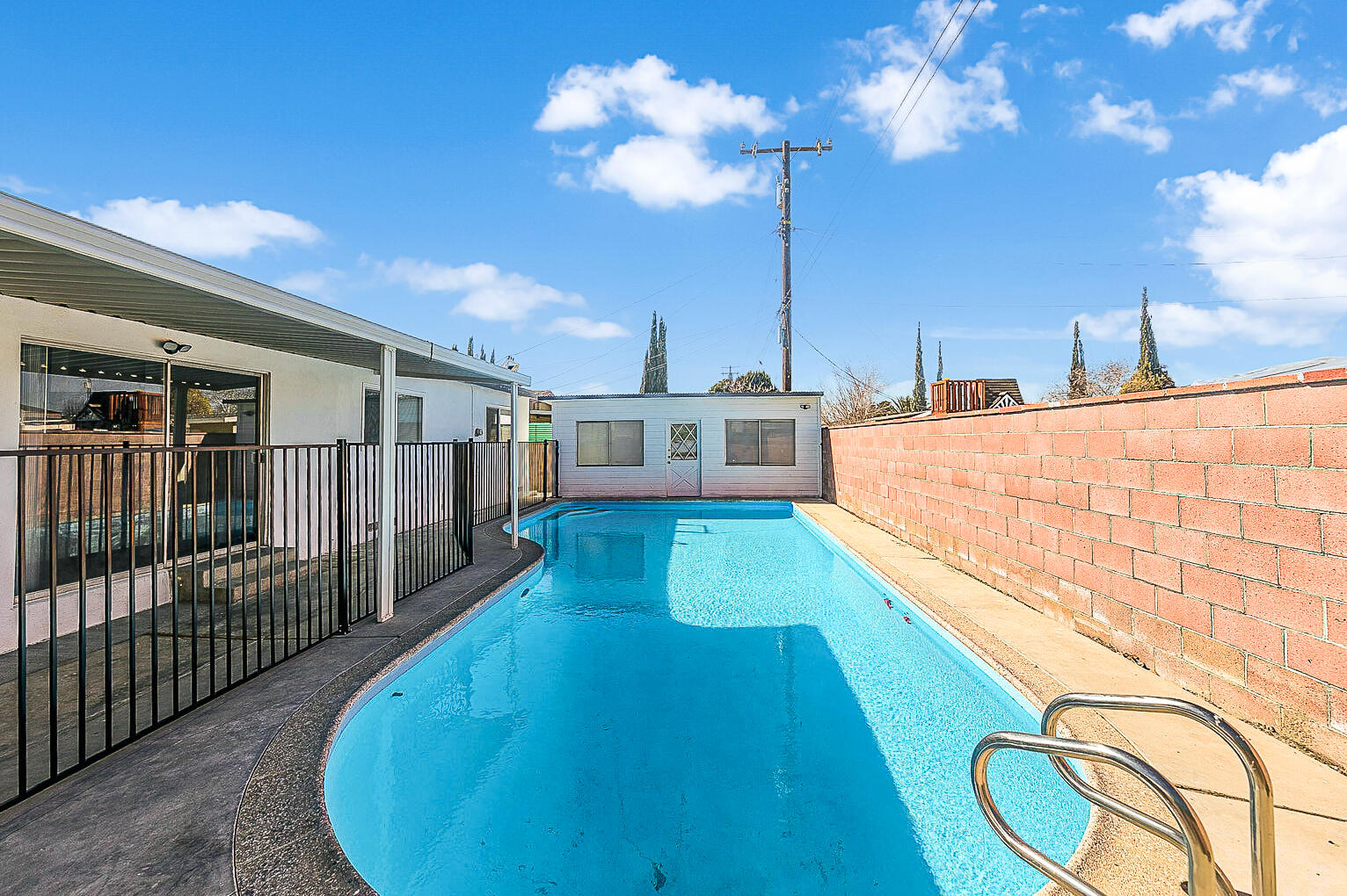 815 W Holguin Street