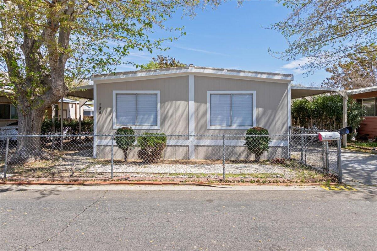 43850 E 20th Street Unit: 256