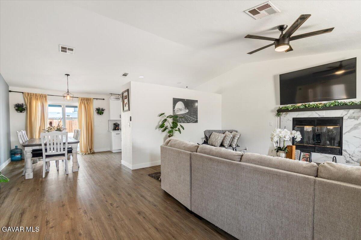 8649 Tamarack Avenue