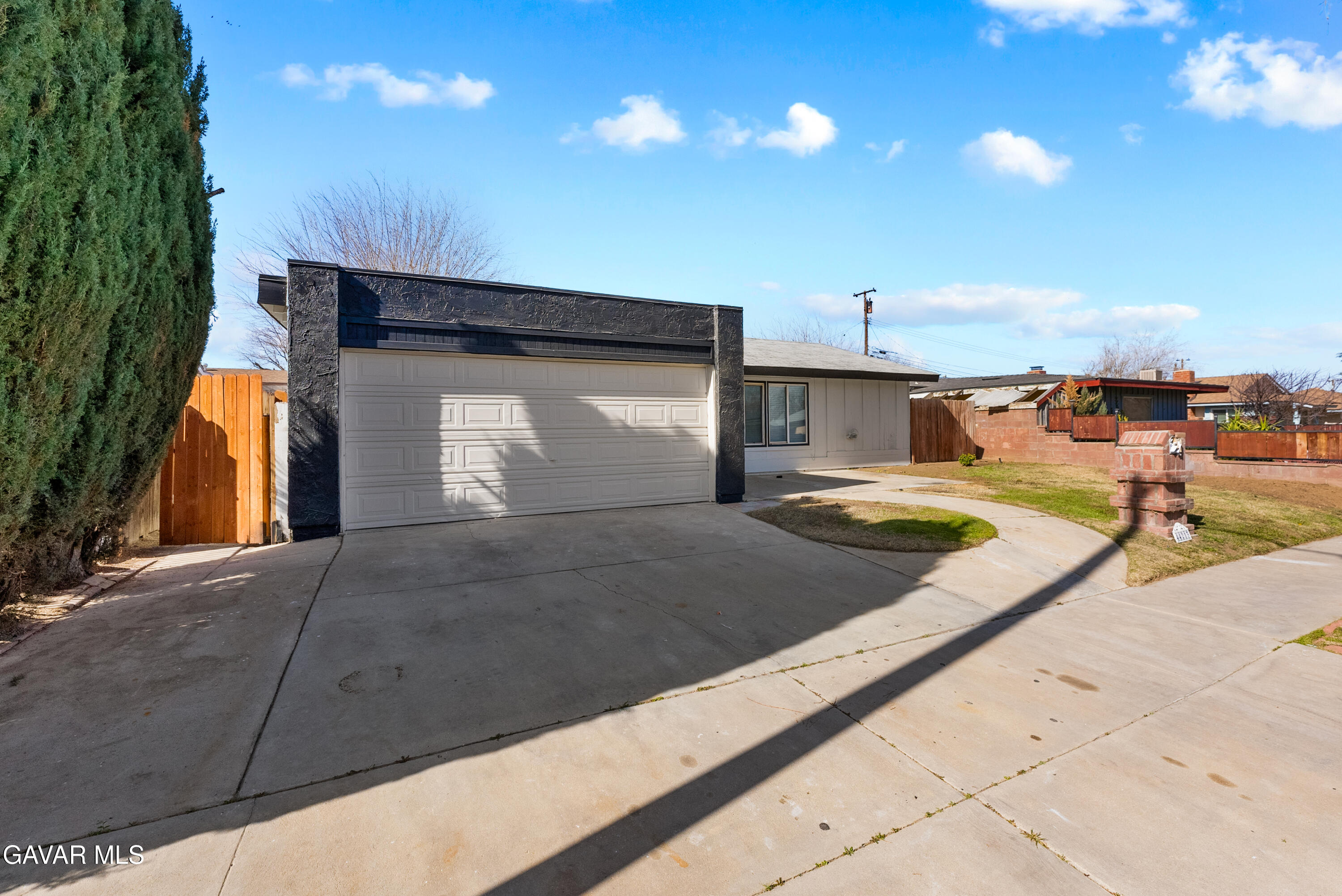 44213 E 4th Street
