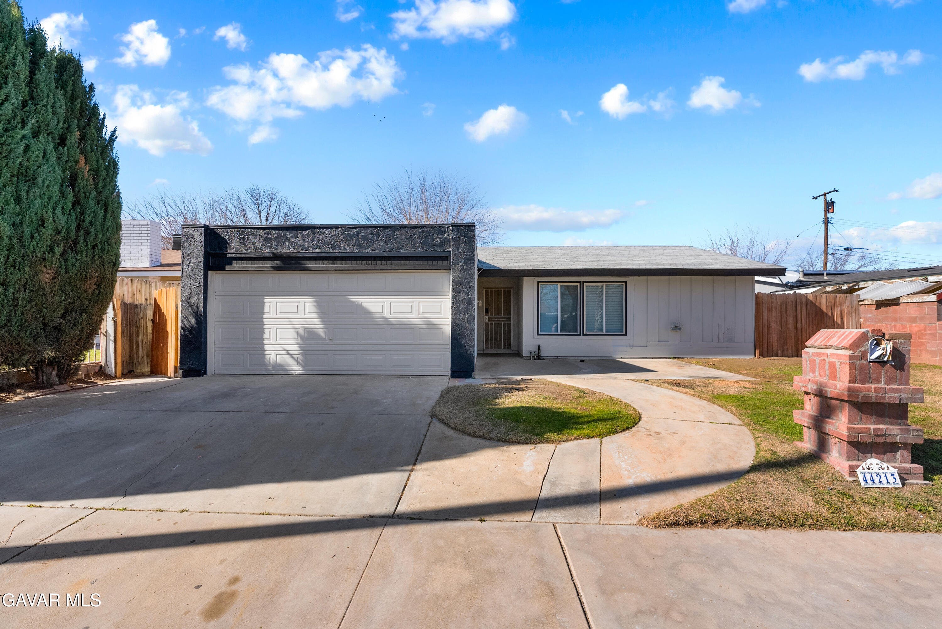 44213 E 4th Street