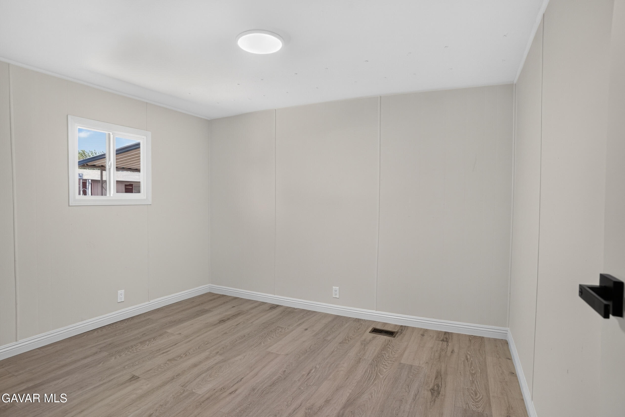 1301 E Ave I, 87