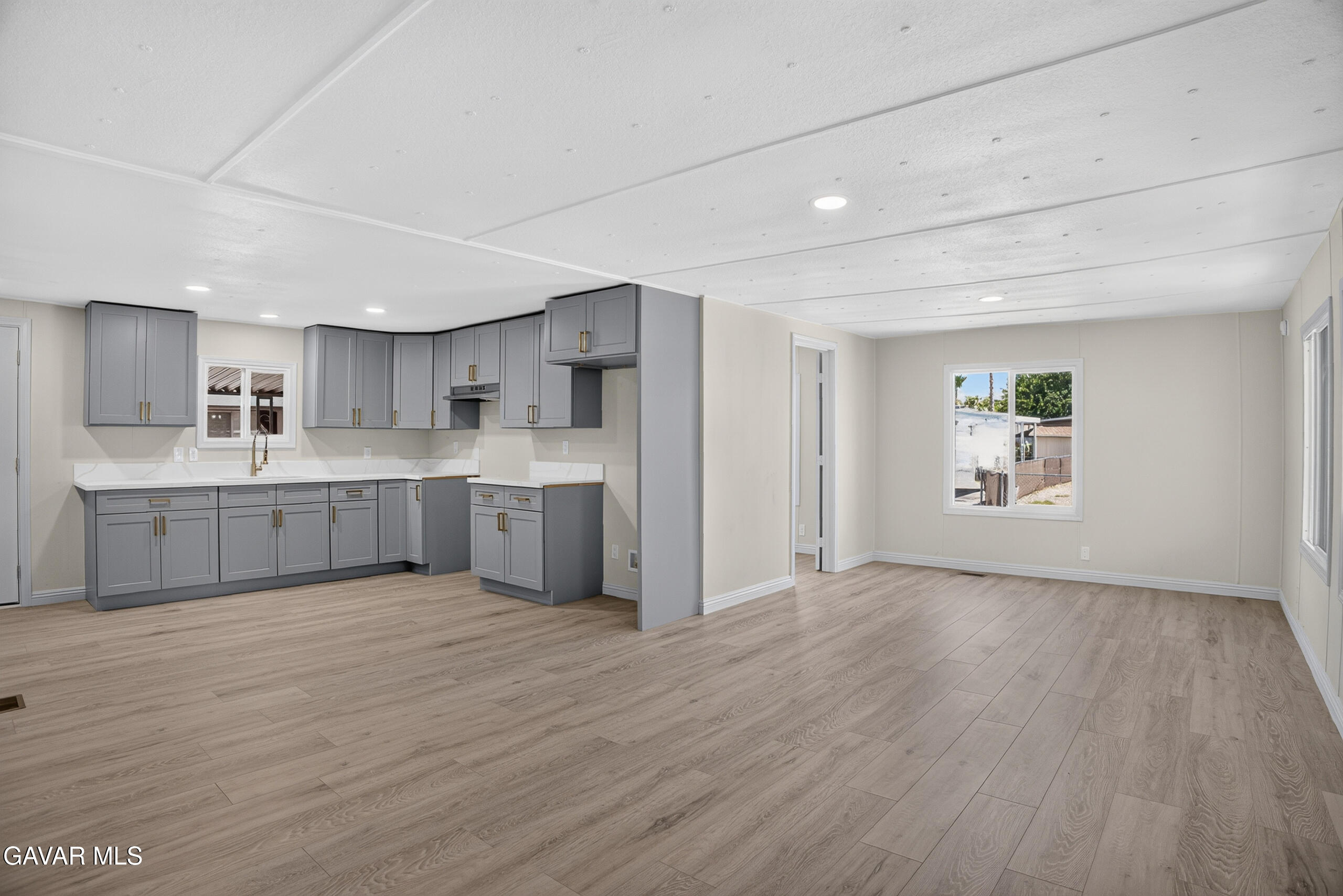 1301 E Ave I, 87