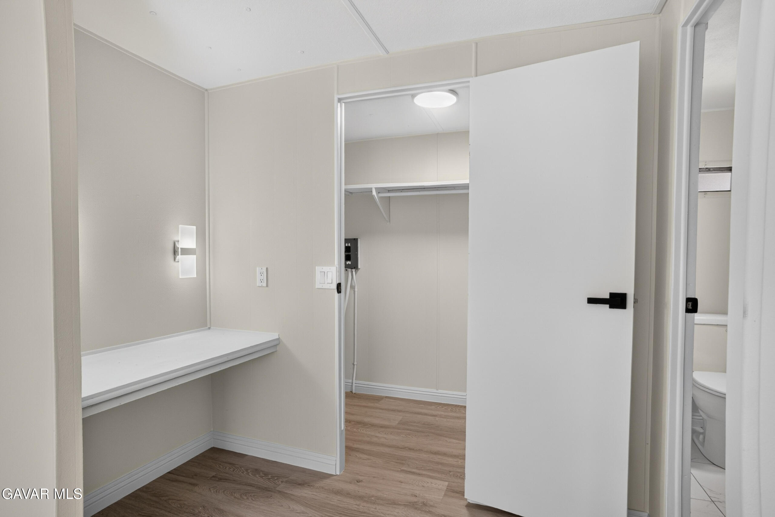 1301 E Ave I, 87
