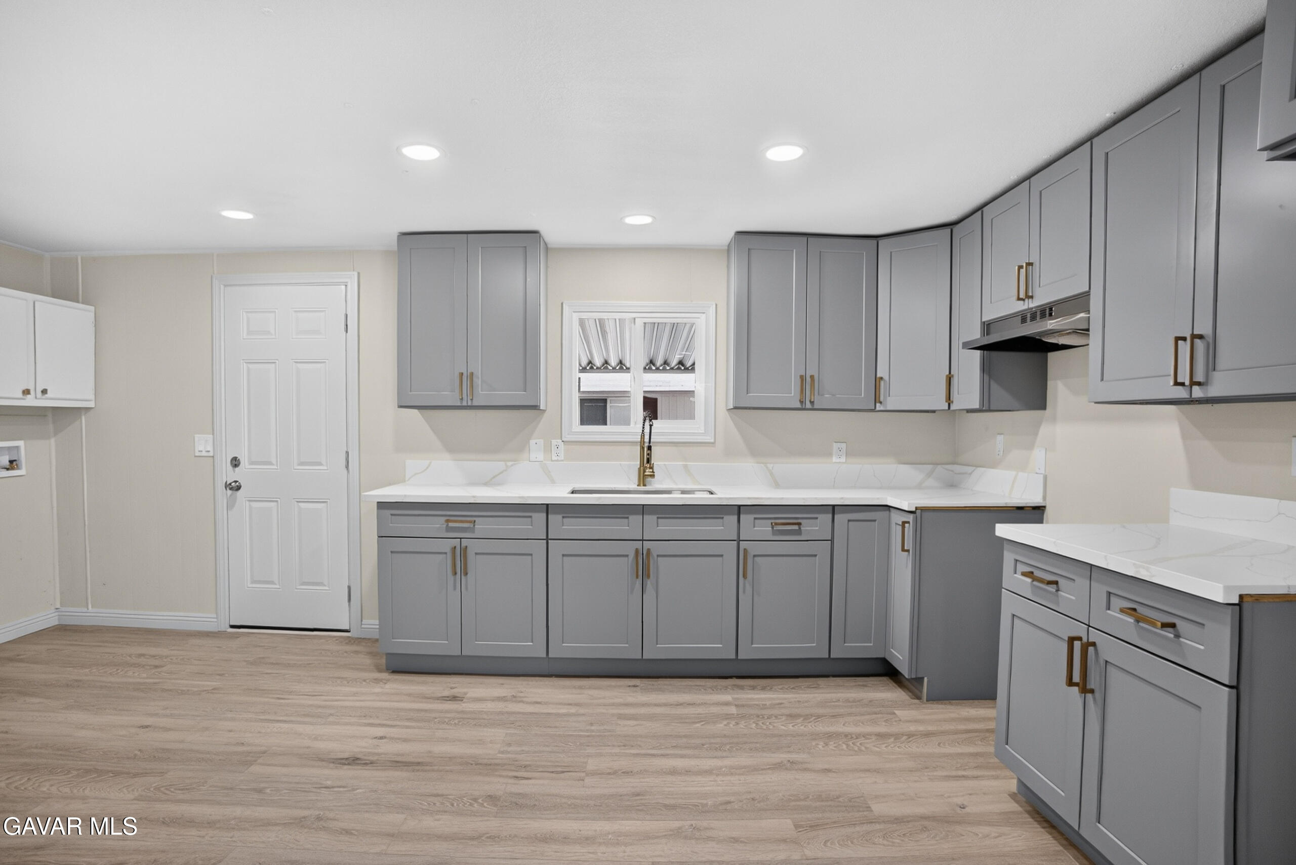 1301 E Ave I, 87