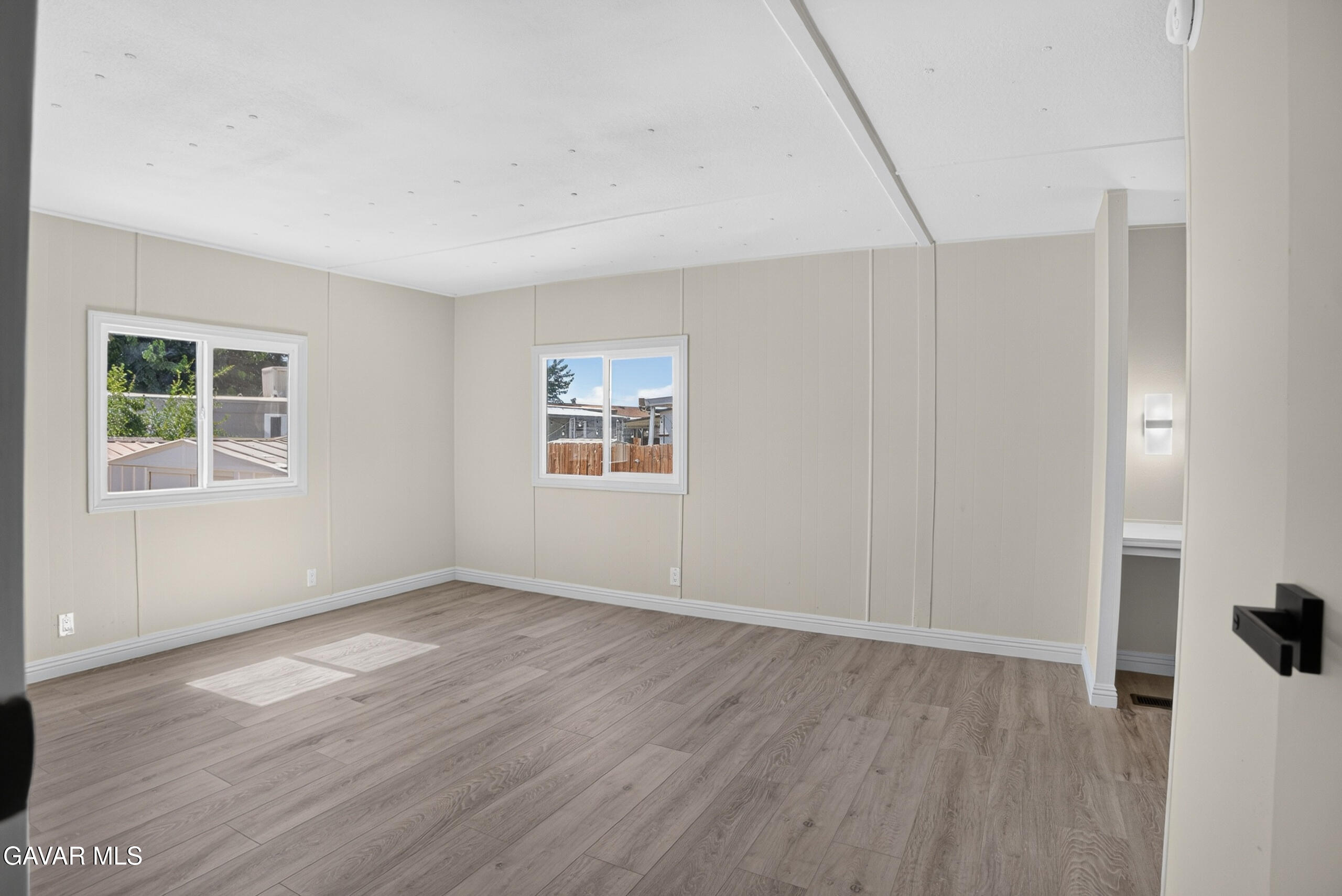 1301 E Ave I, 87