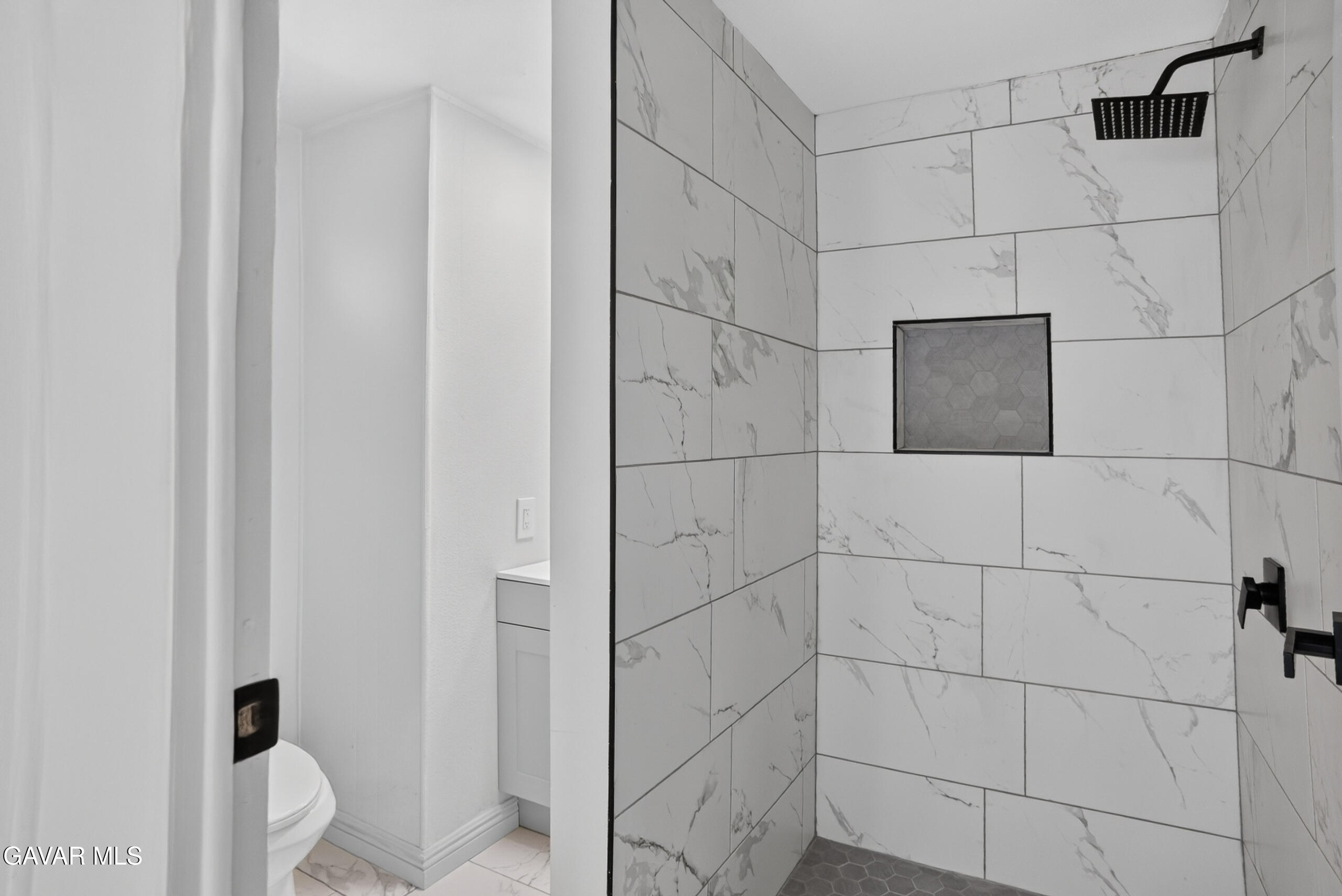 1301 E Ave I, 87