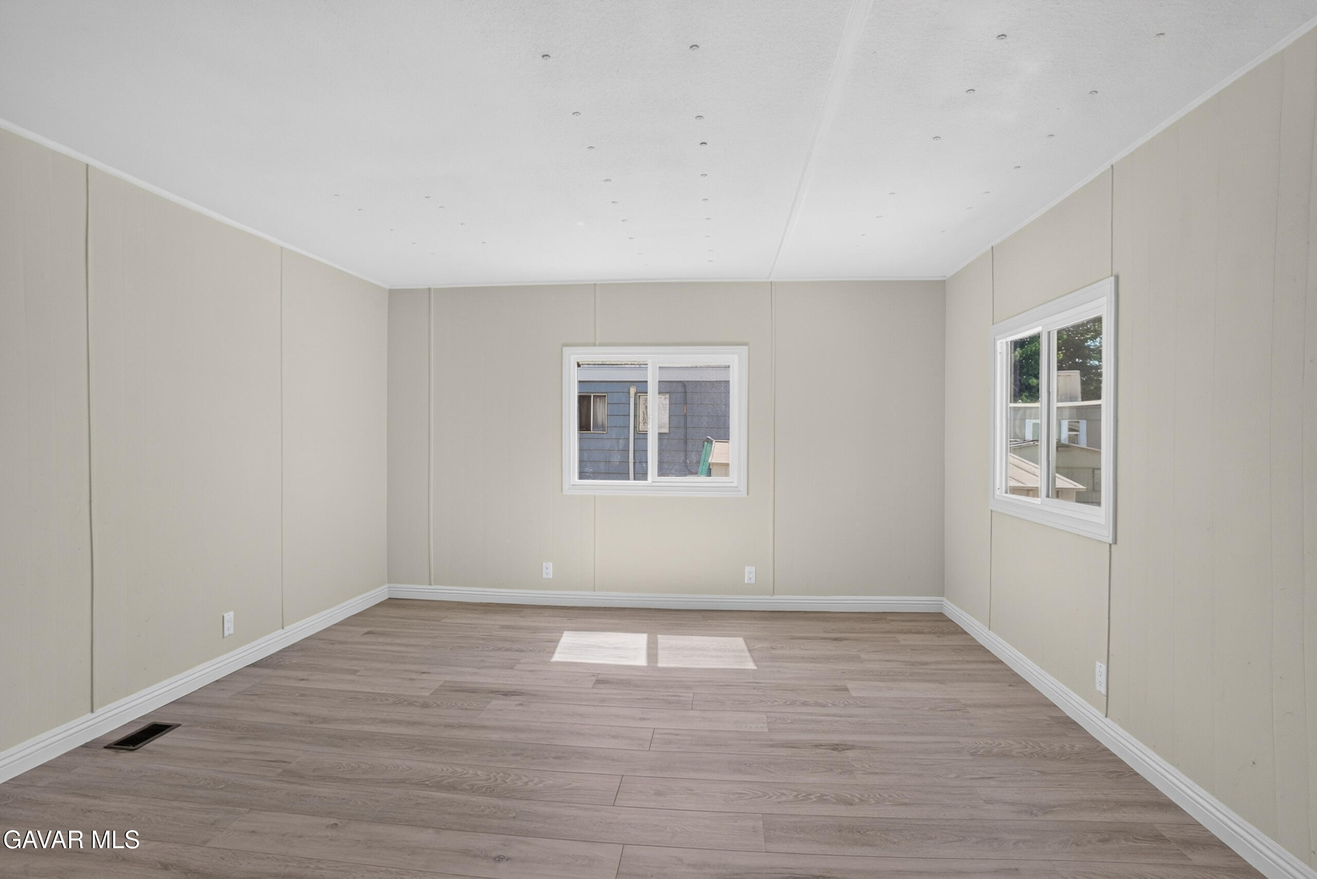 1301 E Ave I, 87