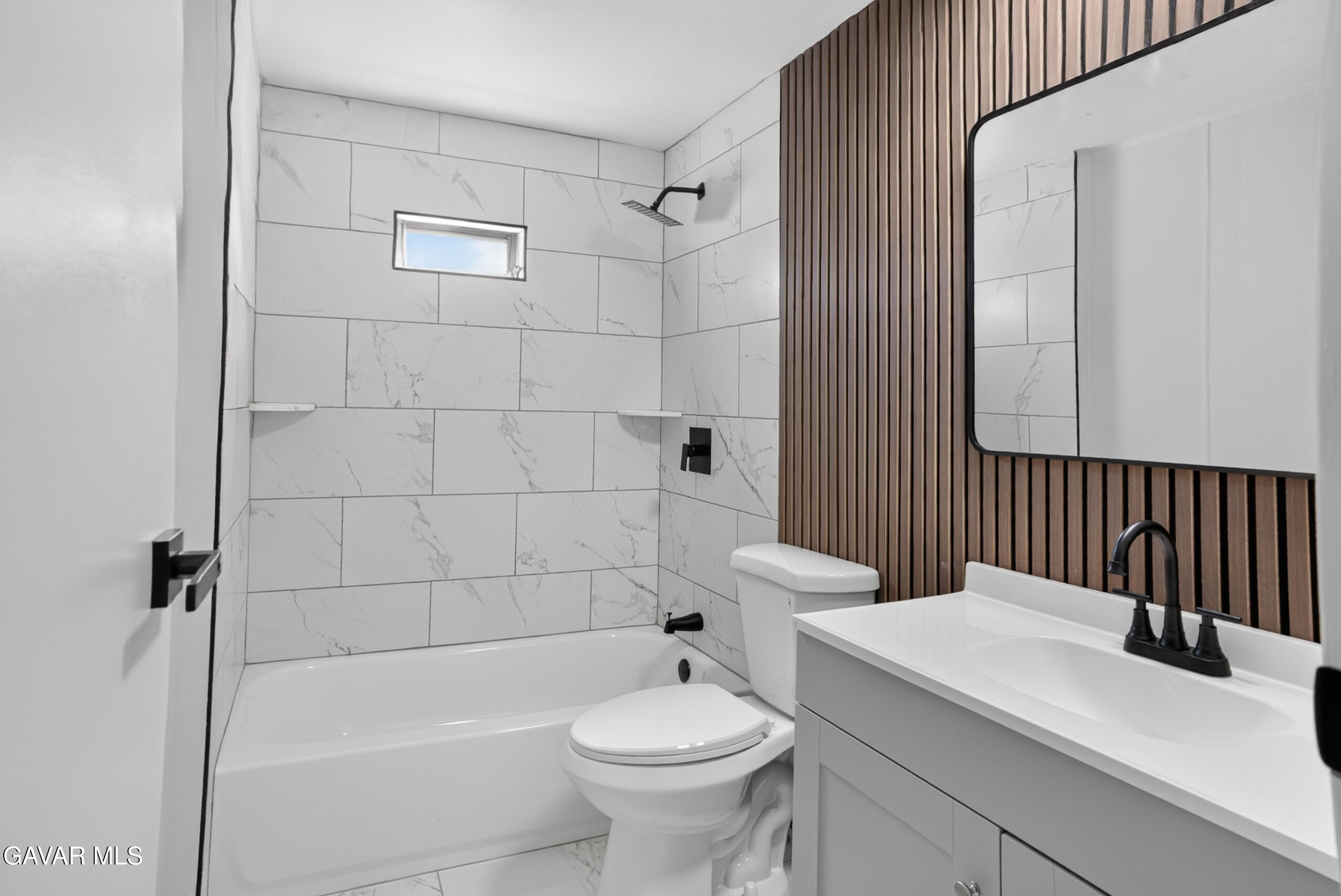 1301 E Ave I, 87