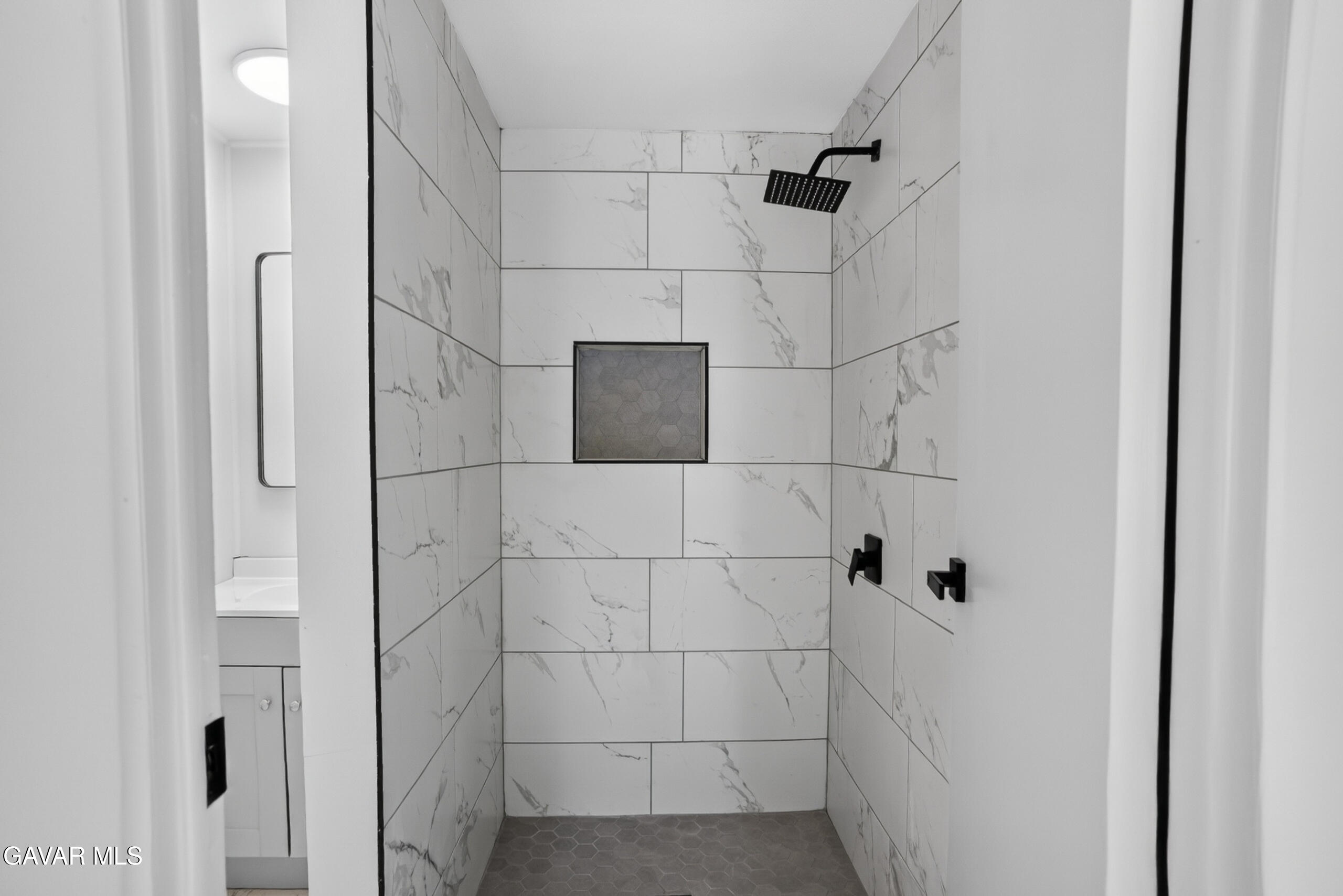 1301 E Ave I, 87