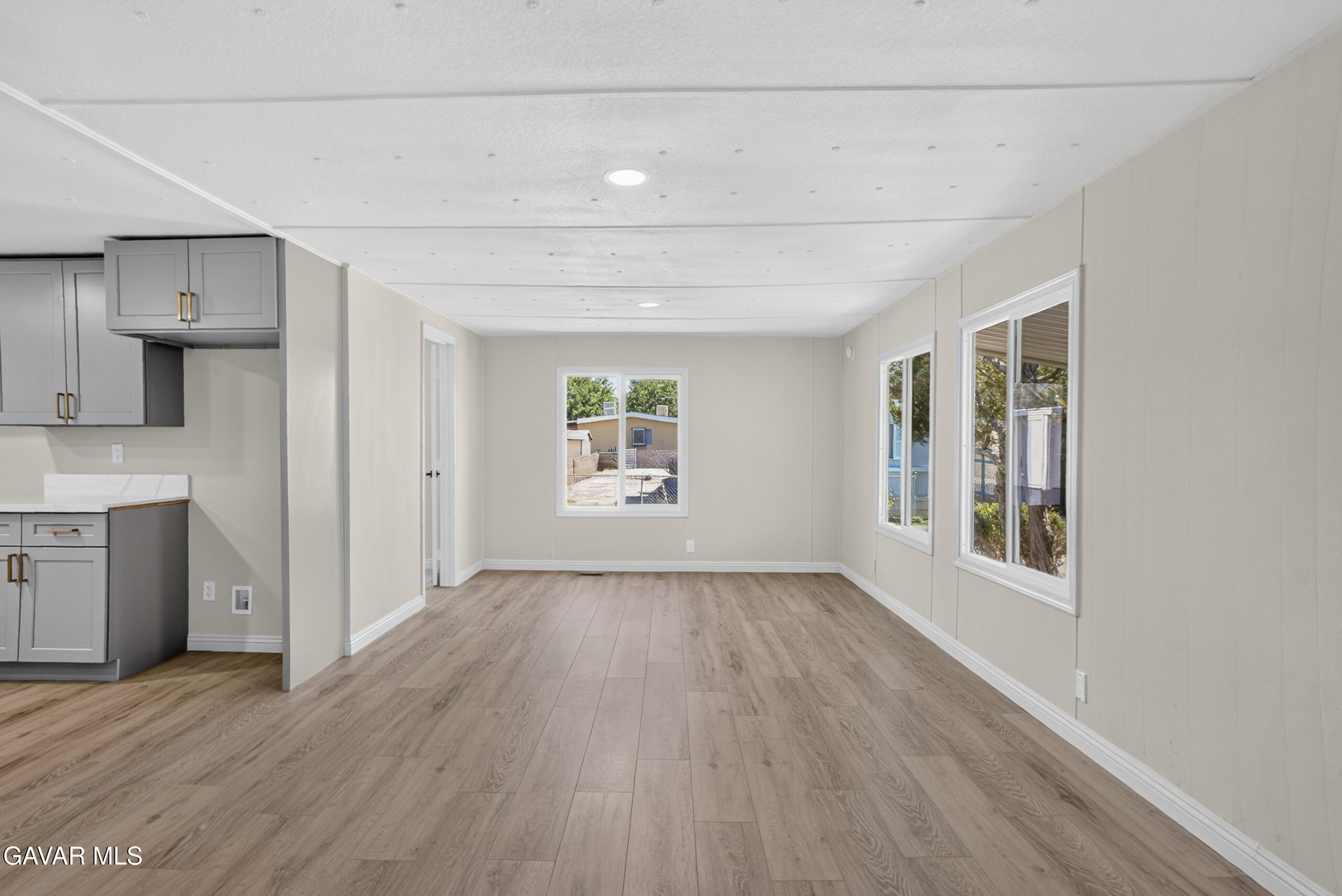 1301 E Ave I, 87
