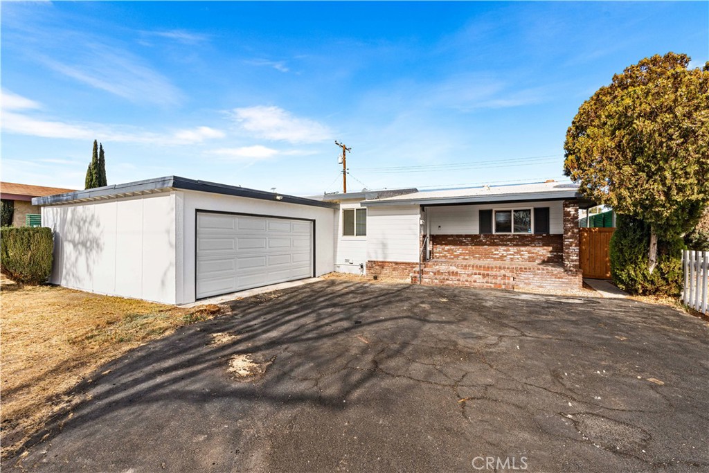 815 W Holguin Street