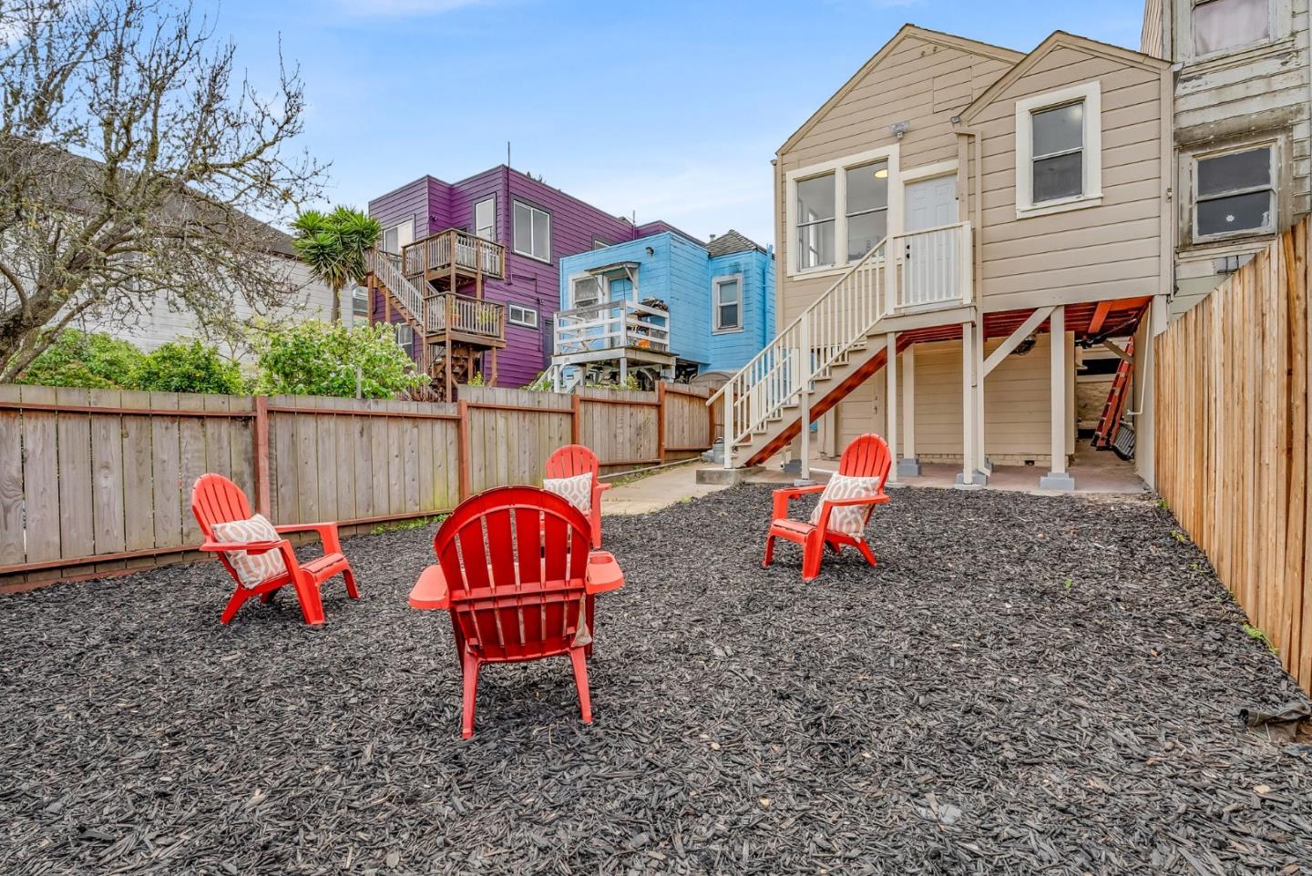 1122 Hollister AVE
