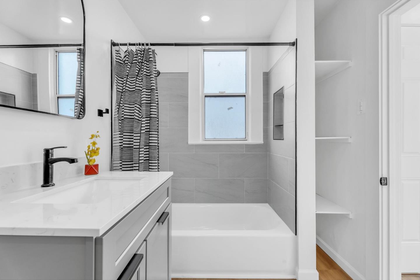 1122 Hollister AVE