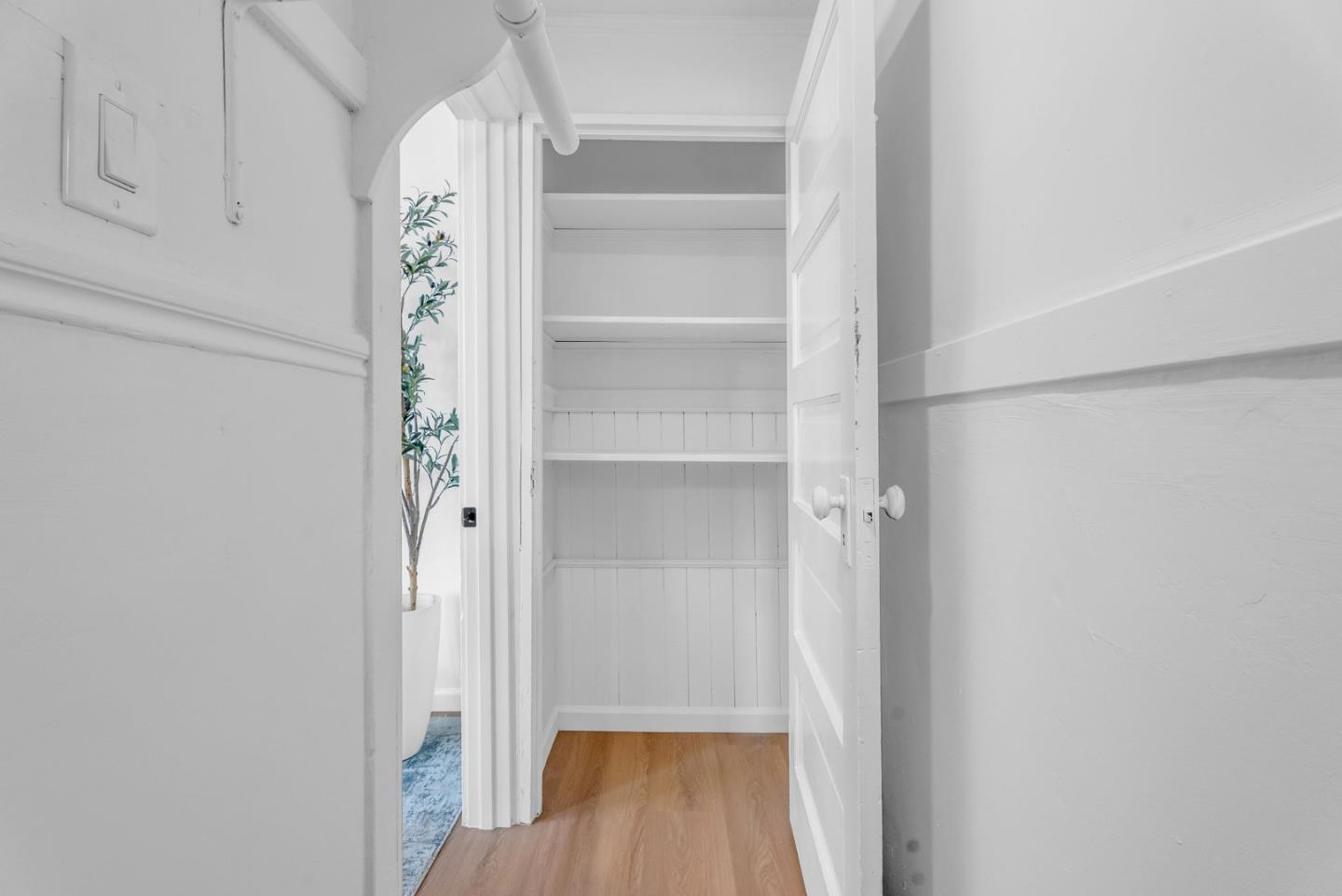 1122 Hollister AVE