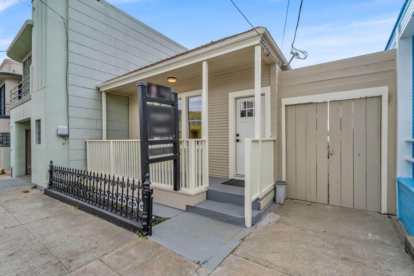 1122 Hollister AVE