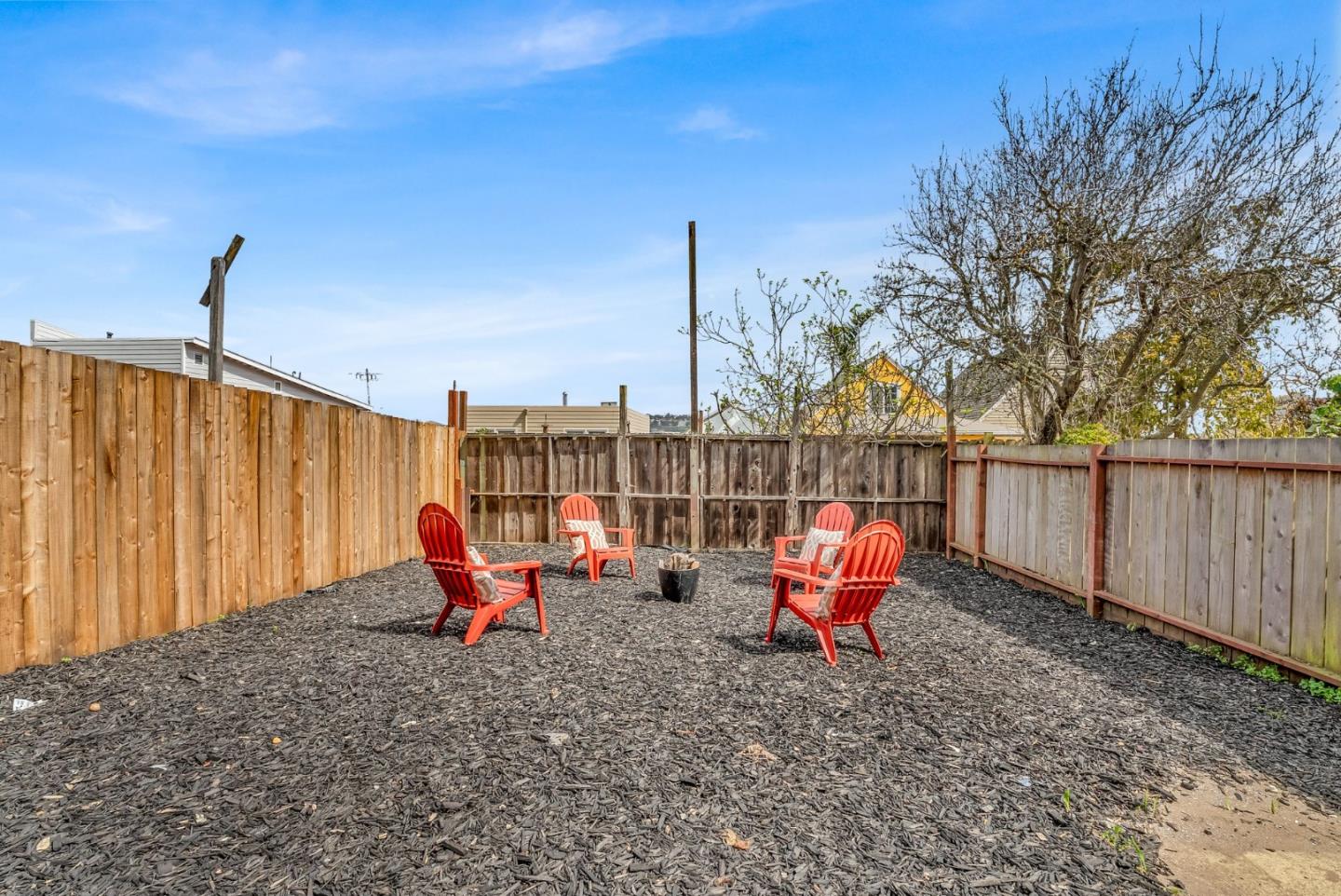1122 Hollister AVE