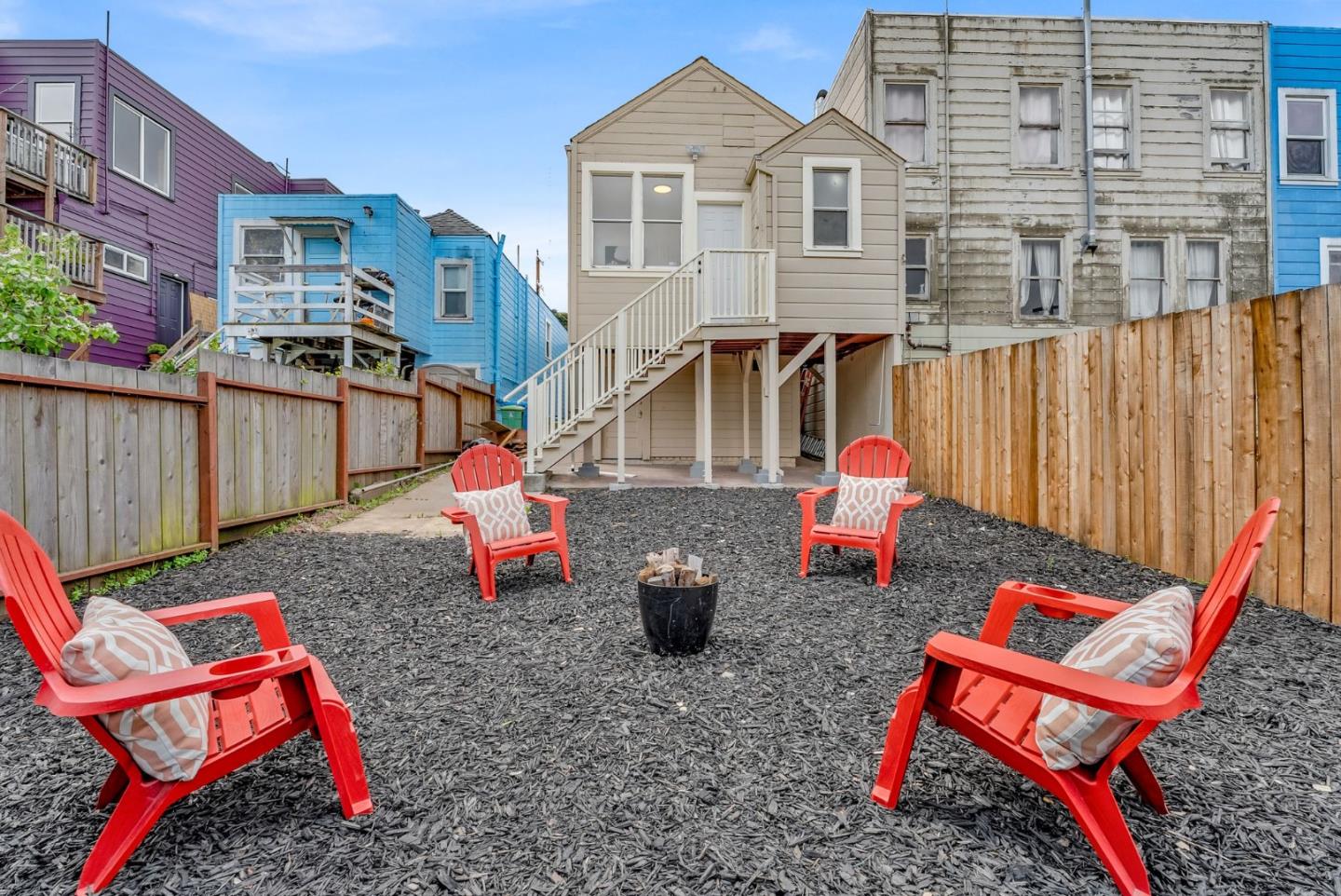 1122 Hollister AVE