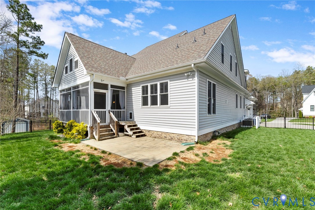 17013 Shoreland Dr