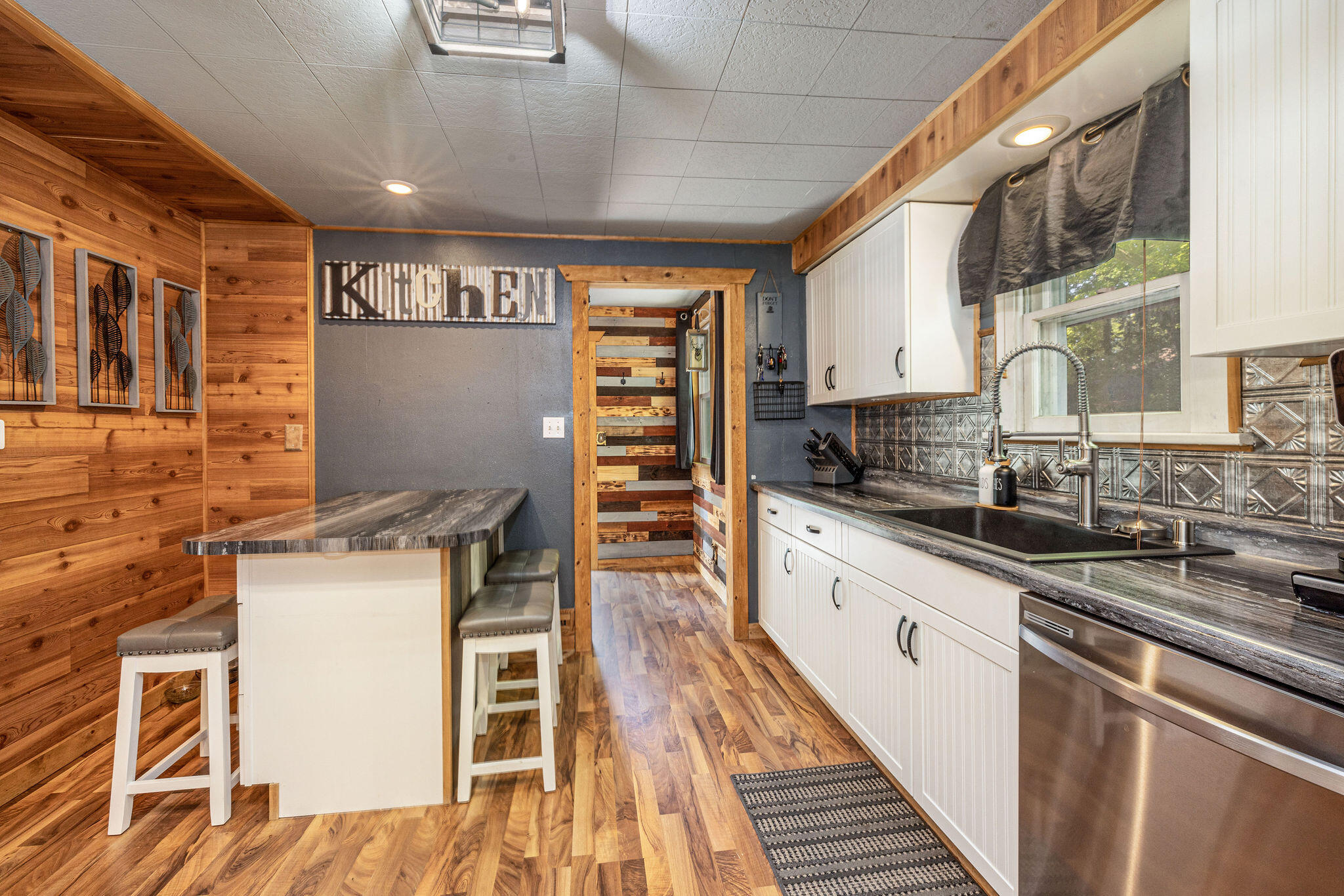905 Ave