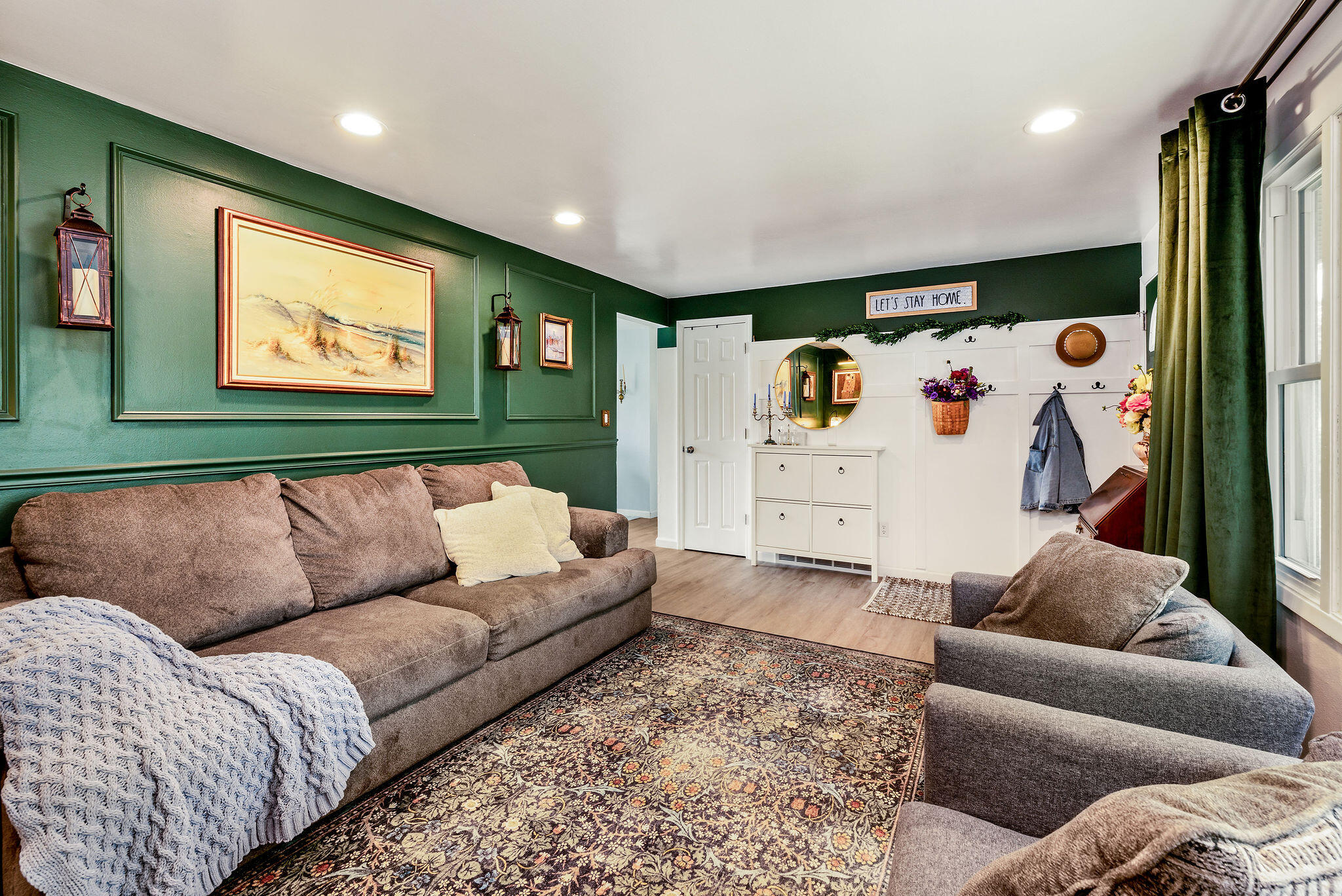 1377 Kings Ct