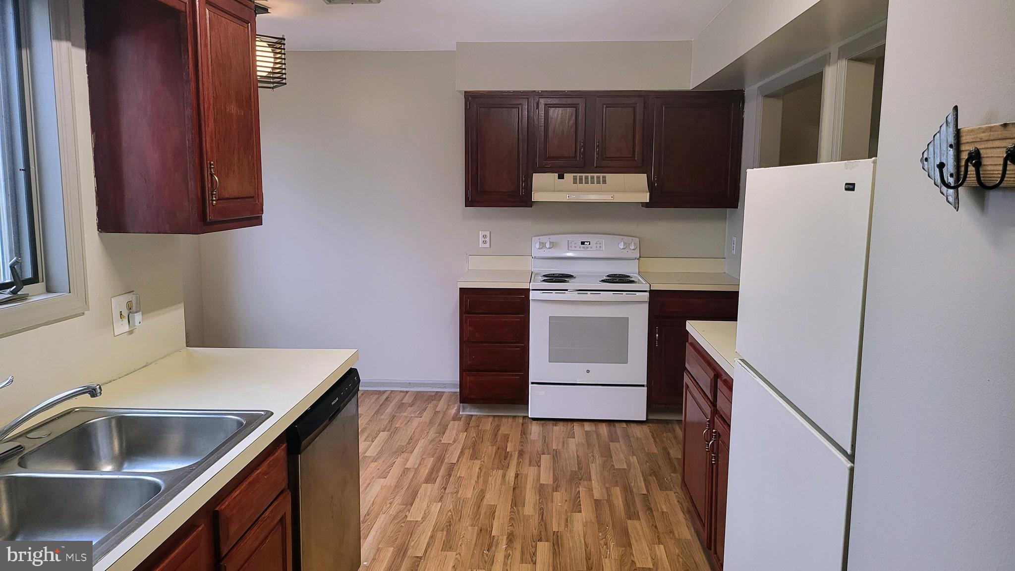 1821 CREEK VIEW COURT