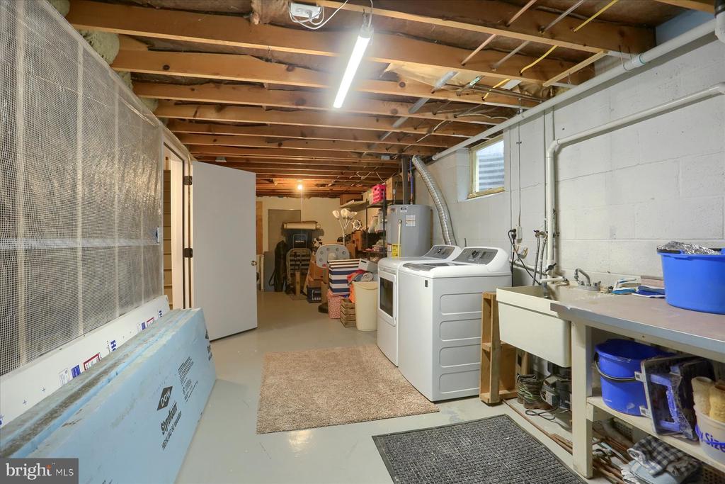 1402 COUNTRY DRIVE
