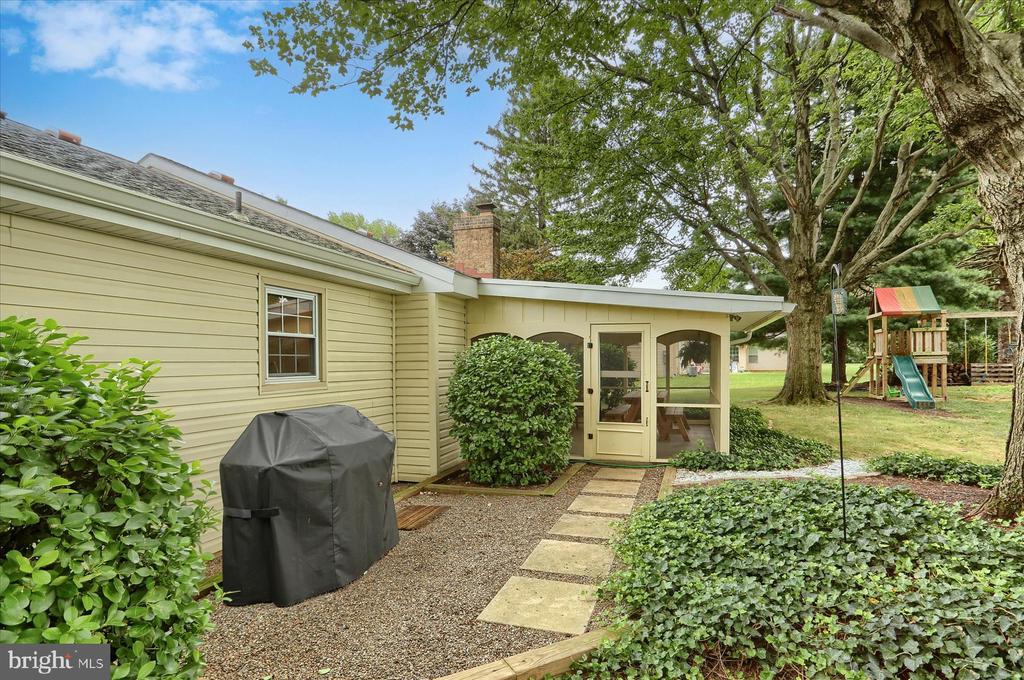 1402 COUNTRY DRIVE